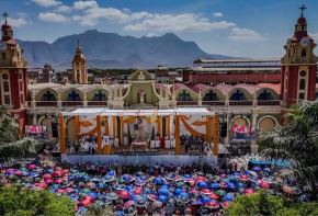 Desde Motupe, donde presidió la Solemne Misa de Fiesta por el 158 aniversario del hallazgo de la Santísima Cruz de Chalpón, el obispo de la Diócesis de Chiclayo, monseñor Edinson Farfán, anunció que el papa León XIV encabezará una misa multitudinaria en las Pampas del Parque Industrial Lambayeque donde estará acompañado de la Santísima Cruz de Chalpón. ANDINA/Difusión
