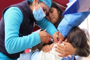 El sector salud exhorta a los padres de familia a completar el esquema de vacunación en sus hijos, principalmente contra la enfermedad sarampión dirigida a niños hasta los 10 años. 