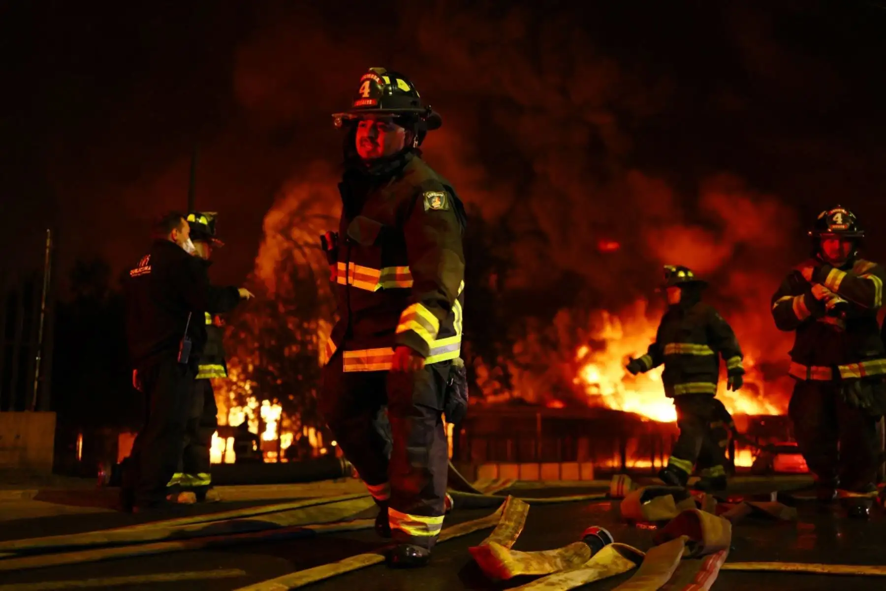 Las autoridades suspendieron las clases en todo el distrito y ordenaron la evacuación de los residentes cercanos debido al derrame de productos químicos, mientras cientos de bomberos continuaban combatiendo las llamas. AFP