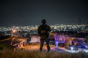 Un soldado monta guardia en el barrio Meléndez antes de la próxima investidura presidencial de Abelardo de la Espriella, en Cali, Colombia. Foto: AFP