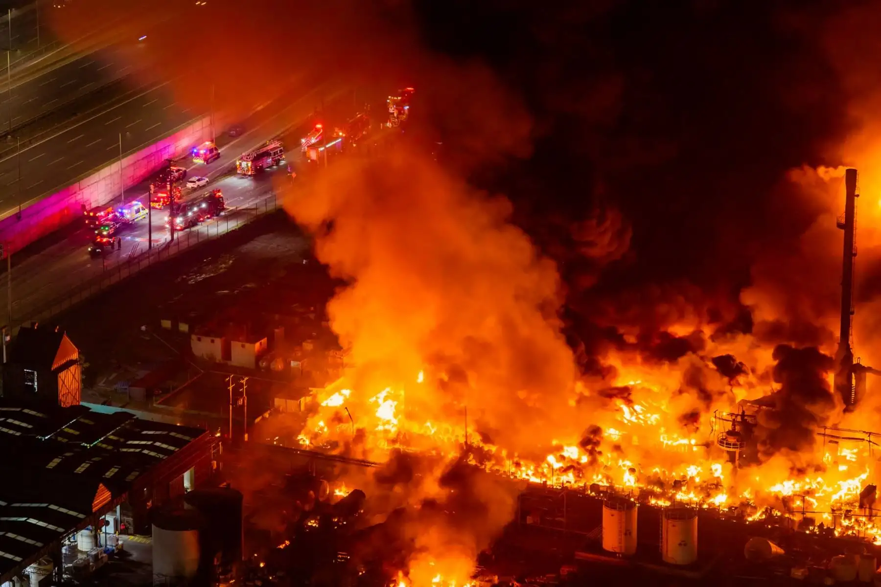 Esta vista aérea muestra un gran incendio en una planta química de la comuna de Quilicura, en Santiago. AFP