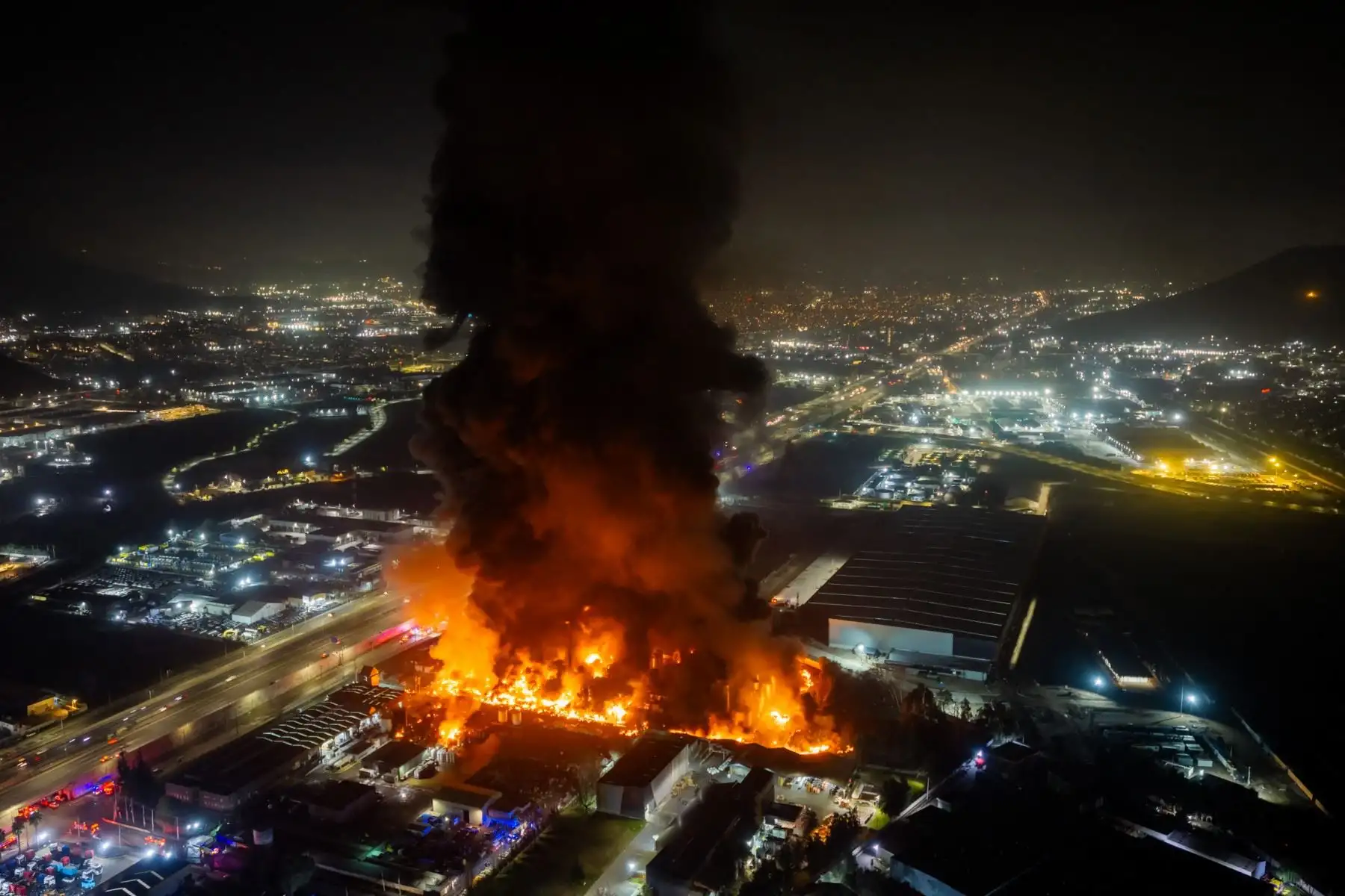 Esta vista aérea muestra un gran incendio en una planta química de la comuna de Quilicura, en Santiago. AFP