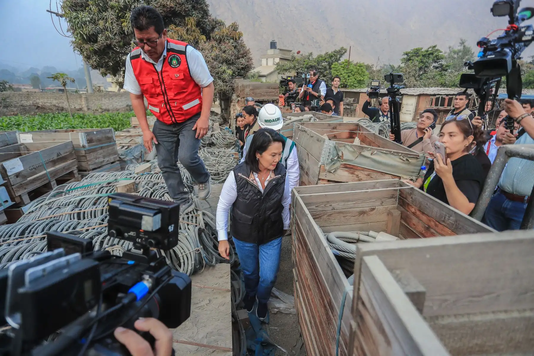 La presidenta de la república, Keiko Sofía Fujimori Higuchi, anunció hoy que su Gobierno recuperará y pondrá en uso 12 geomallas que permanecieron almacenadas durante dos años, mediante la reactivación del proyecto que permitirá instalarlas junto con 35 diques en quebradas y sectores vulnerables del distrito de Santa Eulalia, provincia de Huarochirí. Foto: ANDINA/Prensa Presidencia