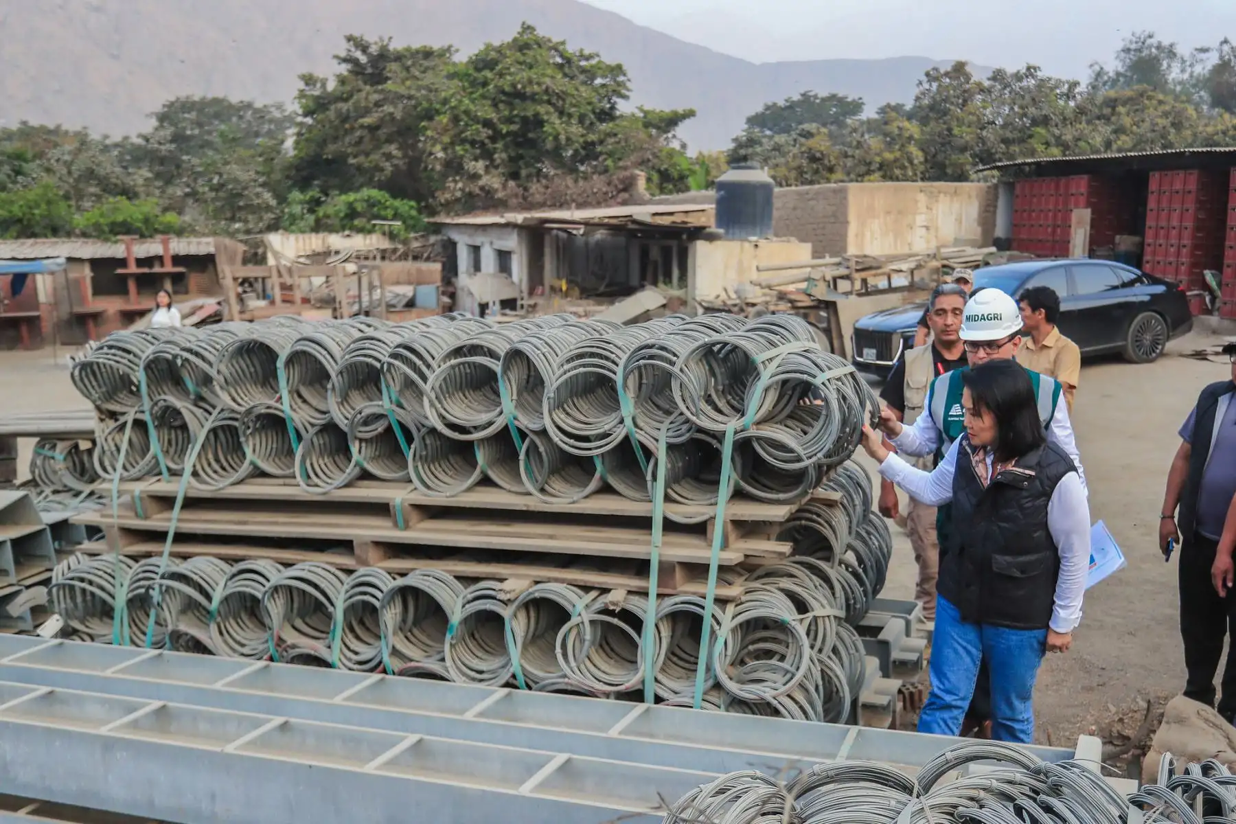 La jefa de Estado llegó a Santa Eulalia acompañada por el ministro de Desarrollo Agrario y Riego, Marco Vinelli, y el alcalde distrital, Luis Ñahuis, para supervisar el almacén donde permanecen guardadas las estructuras de protección adquiridas para atender las quebradas expuestas a deslizamientos. Foto: ANDINA/Prensa Presidencia