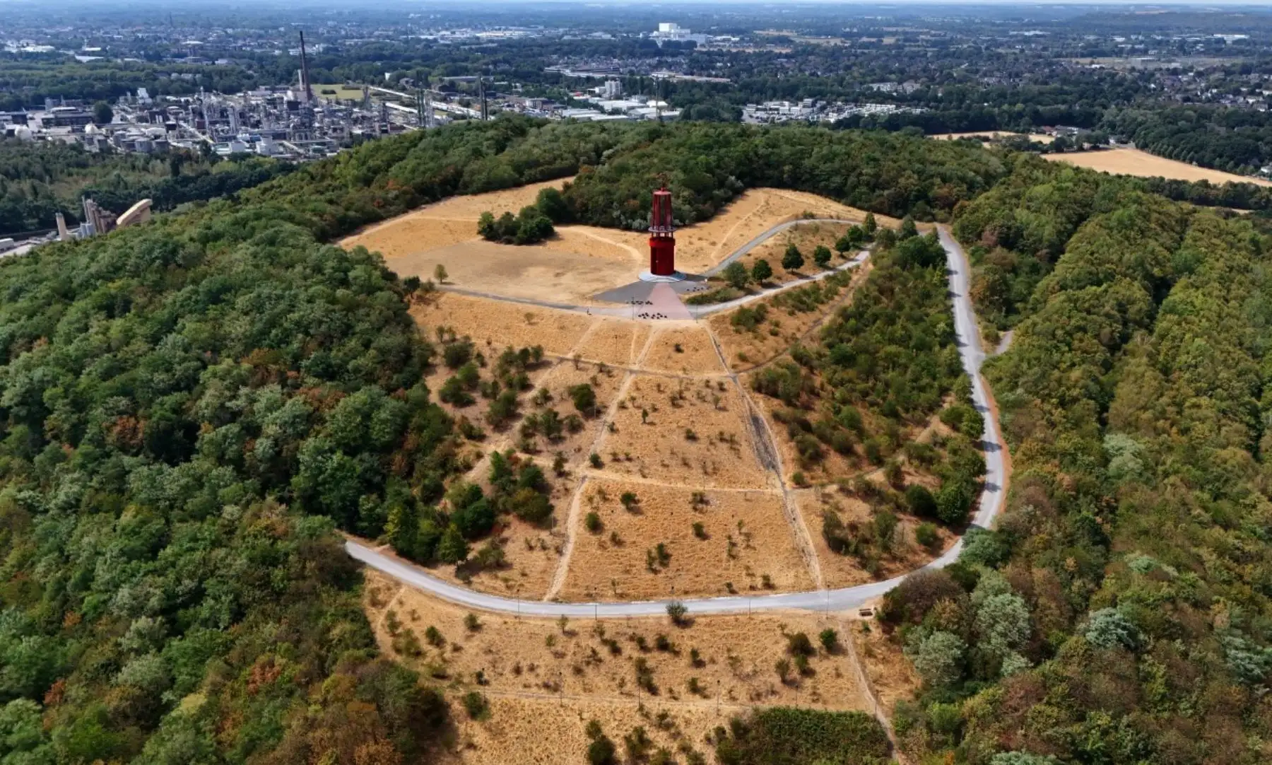 Una vista aérea muestra la escombrera seca al oeste de Alemania, tras un periodo de calor excepcional que ha causado sequía en Europa.  Foto: AFP
