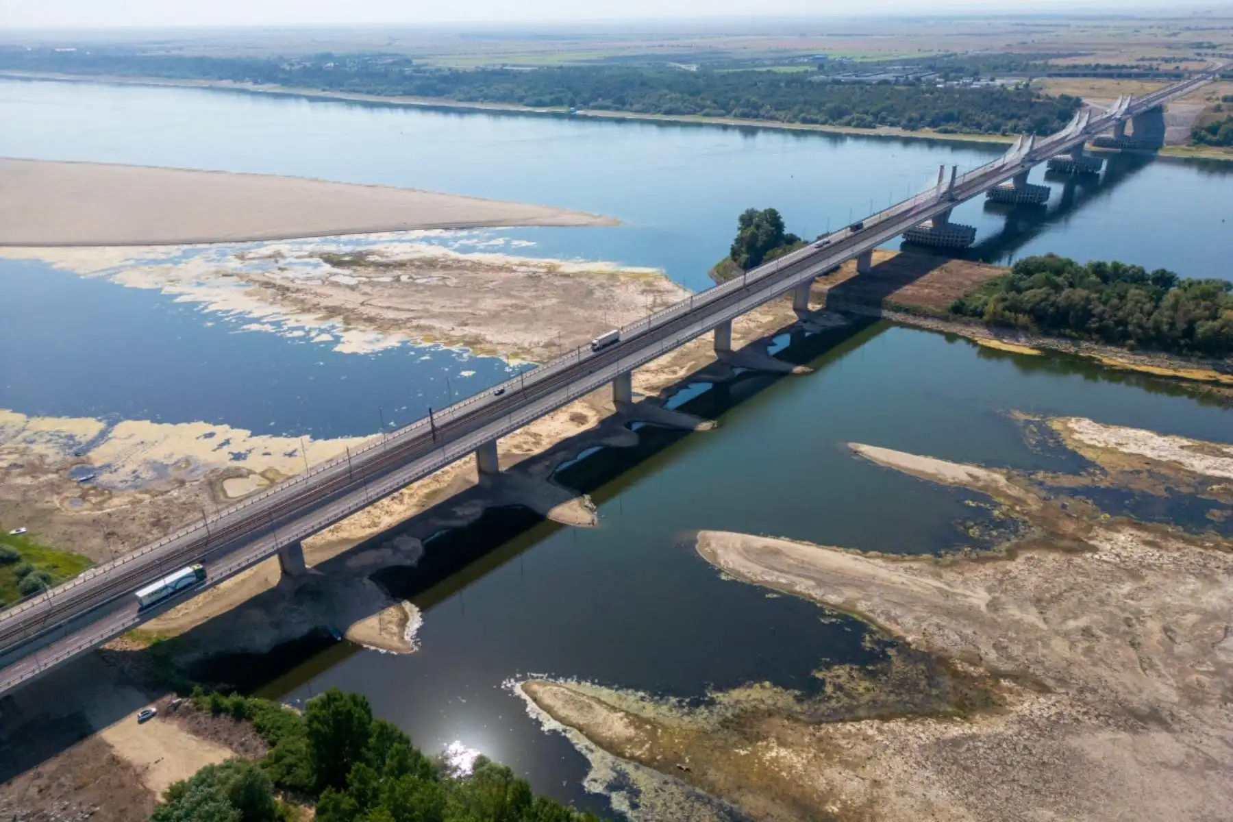Bajo nivel del río Danubio bajo el puente Vidin-Calafat, cerca de Vidin (Bulgaria). Mientras el clima cálido y seco prolongado sigue reduciendo los niveles de agua en toda la región, dejando al descubierto grandes bancos de arena y dificultando la navegación por el río. AFP