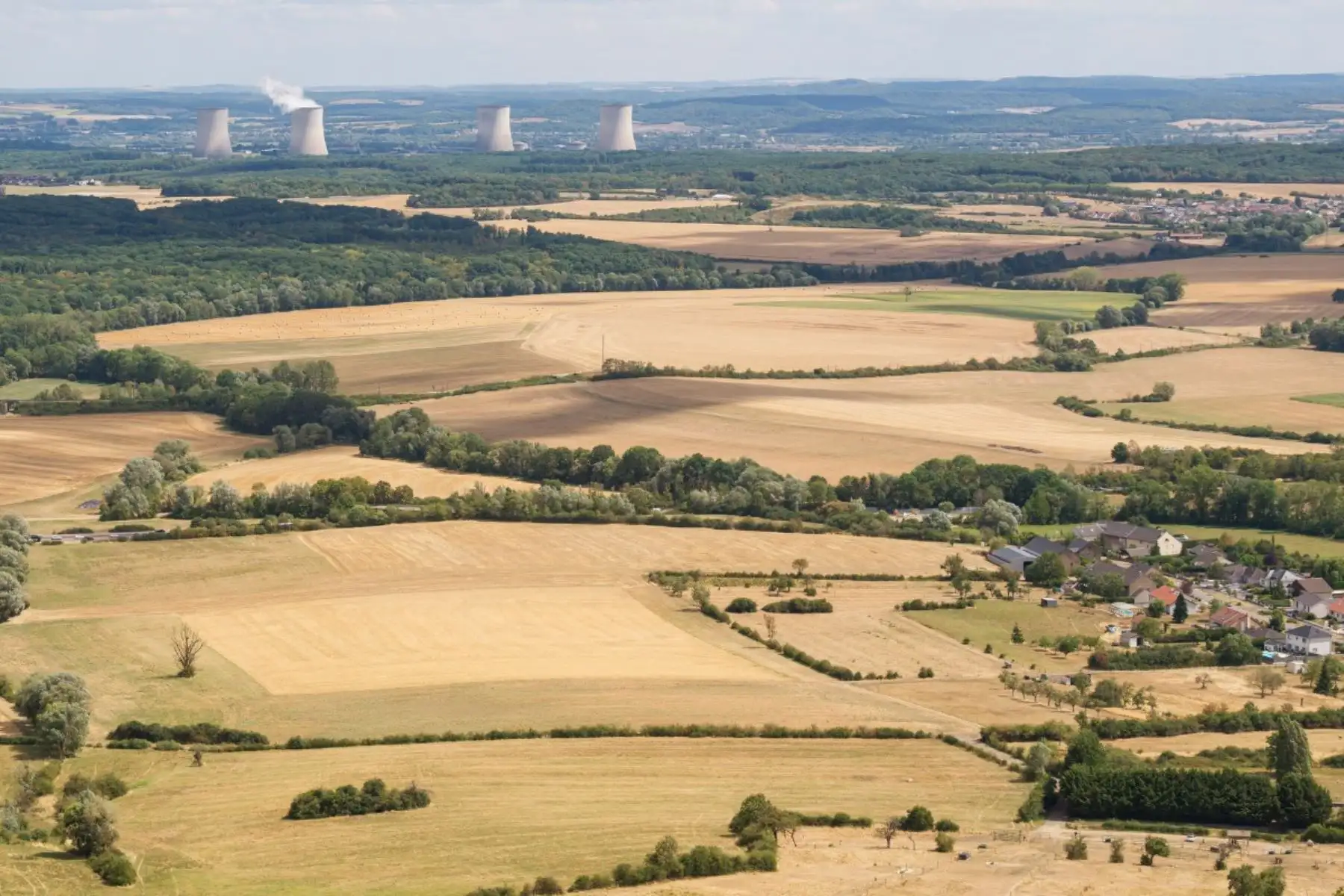 Vista de la central nuclear de Cattenom desde Volmerange-les-Mines, en el noreste de Francia. Uno de los reactores de la central fue desconectado el 3 de agosto de 2026 como medida de precaución debido a la disminución del caudal de los ríos Mosela y Mosa. AFP