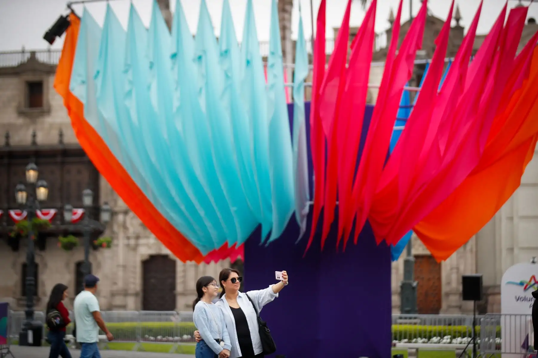 Preparativos en la Plaza Mayor para el encendido del reloj oficial que marcará el inicio de la cuenta regresiva hacia la gran cita deportiva de los Juegos Panamericanos 2027 en Lima.

Foto: ANDINA/Ricardo Cuba
