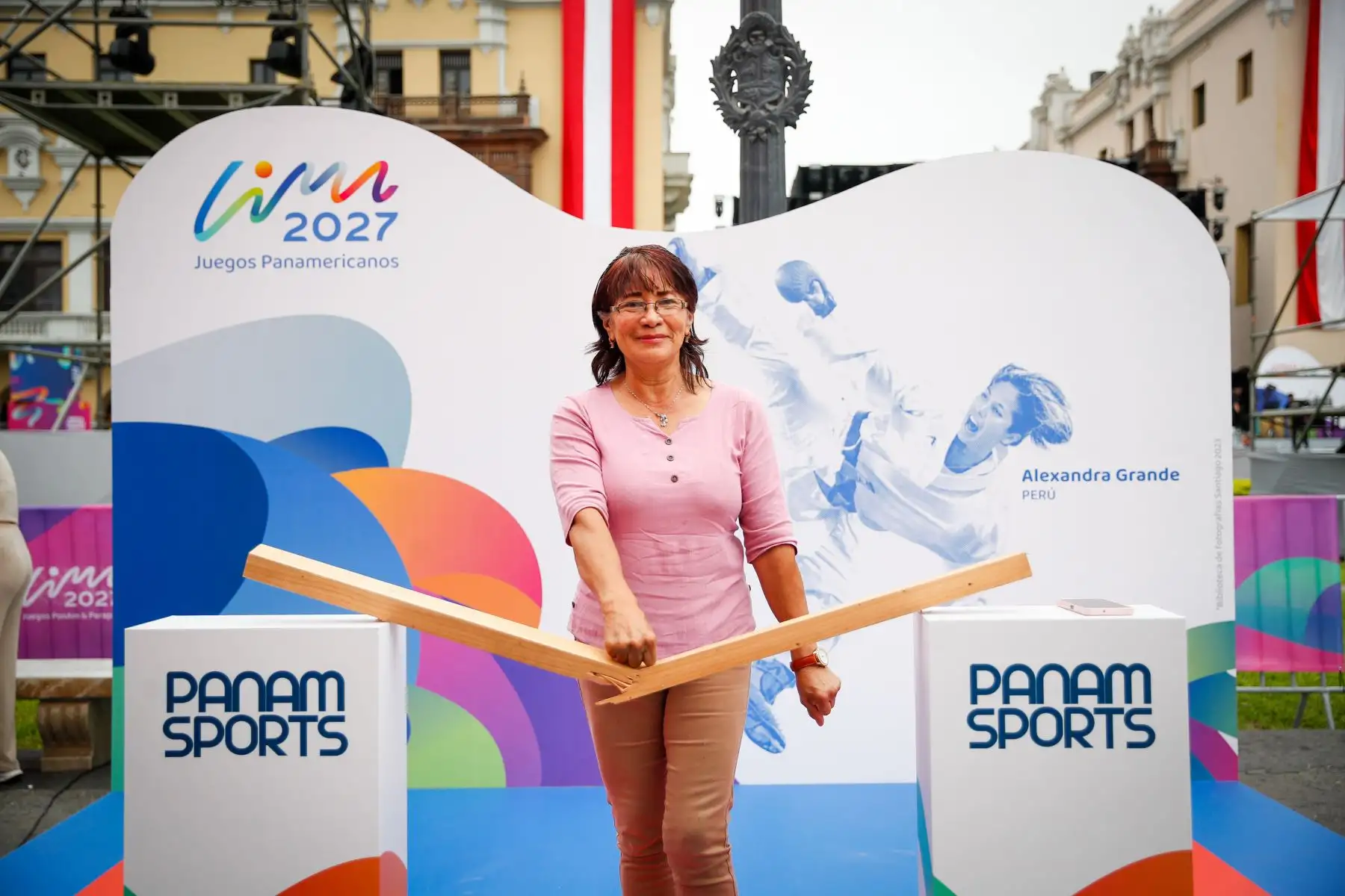 Preparativos en la Plaza Mayor para el encendido del reloj oficial que marcará el inicio de la cuenta regresiva hacia la gran cita deportiva de los Juegos Panamericanos 2027 en Lima.

Foto: ANDINA/Ricardo Cuba