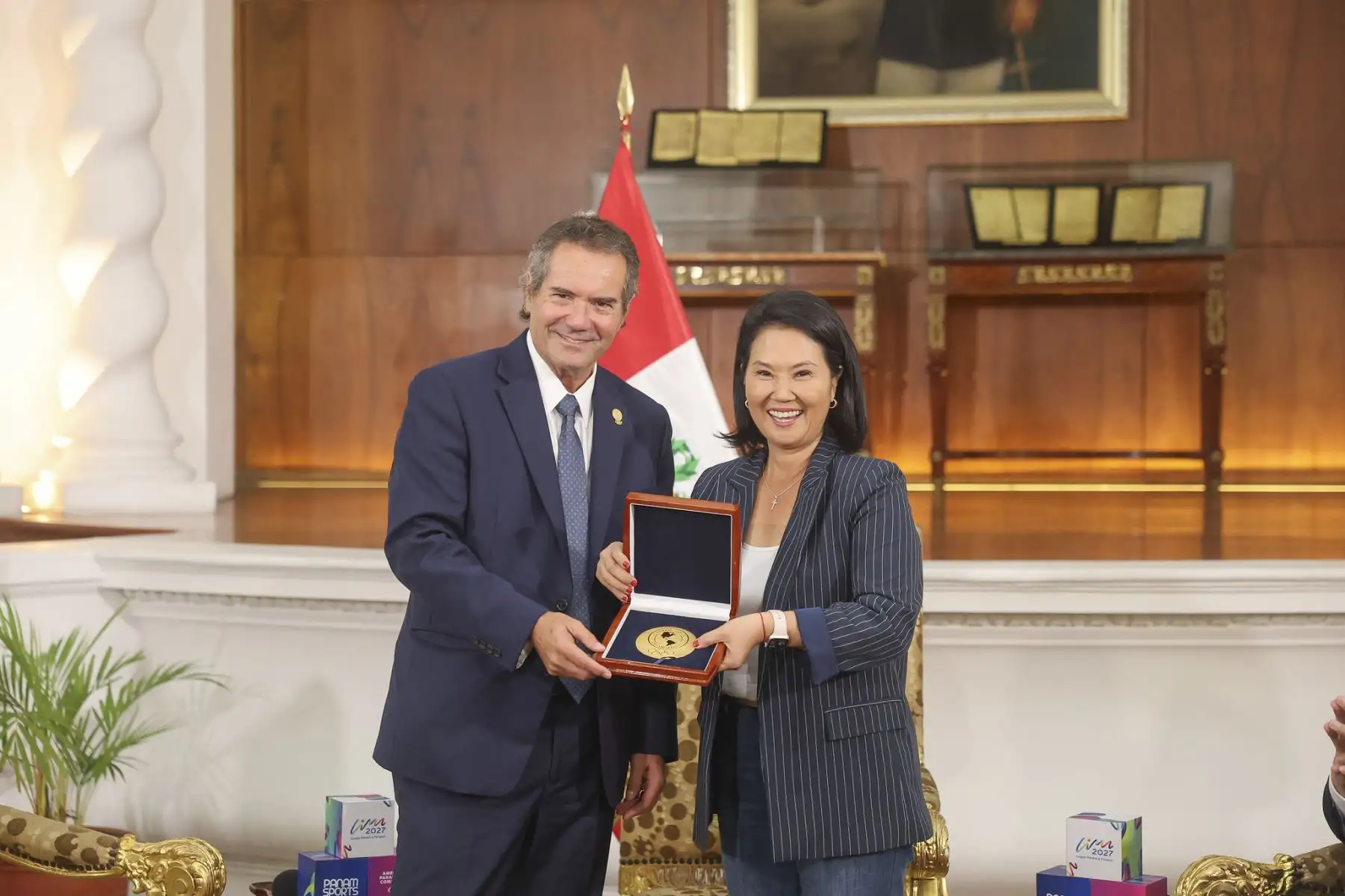 La presidenta Keiko Fujimori se reunió esta mañana con el Presidente del Comité Organizador de Lima 2027, el Presidente de Panam Sports, el Presidente del Comité Paralímpico de las Américas y la legendaria gimnasta estadounidense Simone Biles en Palacio de Gobierno entre otros deportistas destacados.

Foto: ANDINA/Prensa Presidencia