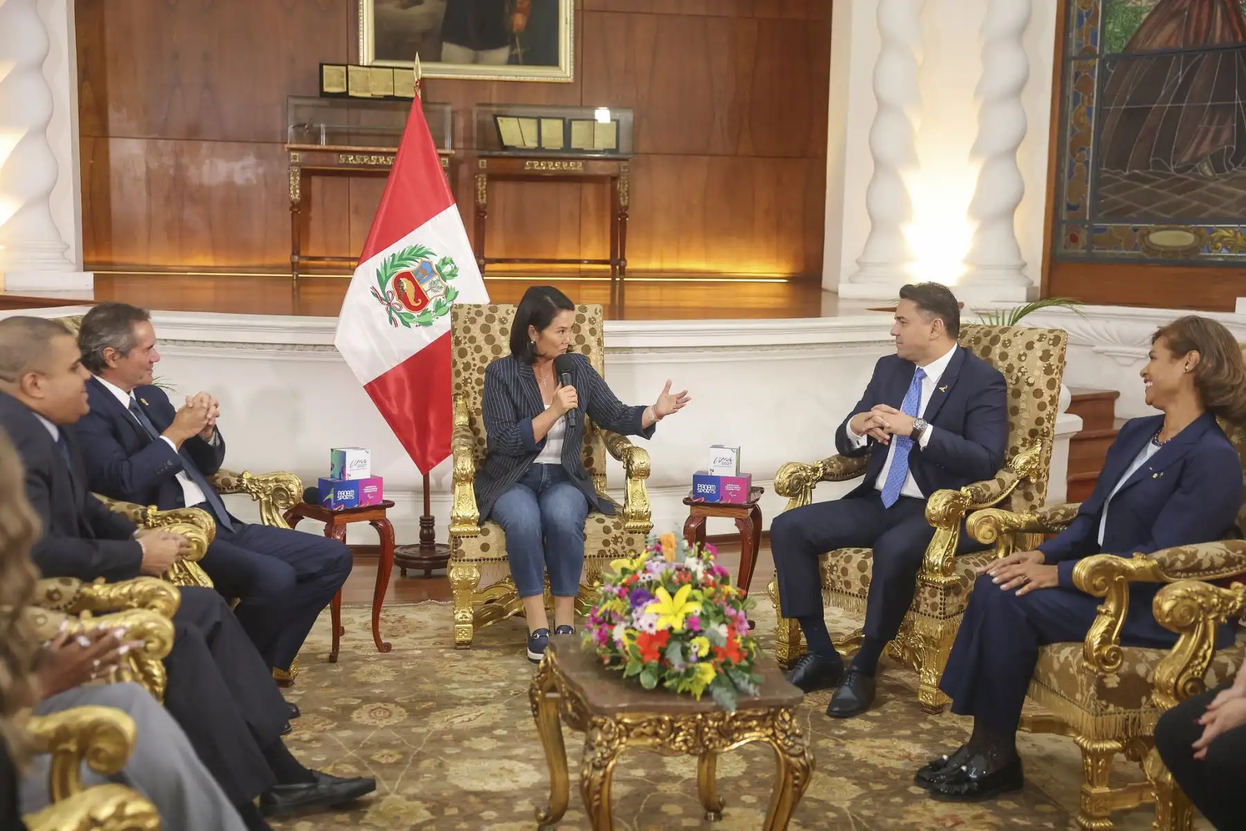 La presidenta Keiko Fujimori se reunió esta mañana con el Presidente del Comité Organizador de Lima 2027, el Presidente de Panam Sports, el Presidente del Comité Paralímpico de las Américas y la legendaria gimnasta estadounidense Simone Biles en Palacio de Gobierno entre otros deportistas destacados.

Foto: ANDINA/Prensa Presidencia