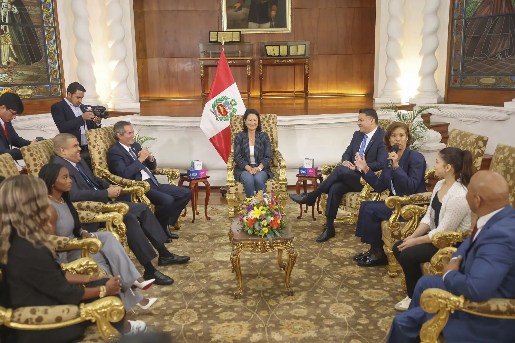 La presidenta Keiko Fujimori se reunió esta mañana con el Presidente del Comité Organizador de Lima 2027, el Presidente de Panam Sports, el Presidente del Comité Paralímpico de las Américas y la legendaria gimnasta estadounidense Simone Biles en Palacio de Gobierno entre otros deportistas destacados.

Foto: ANDINA/Prensa Presidencia