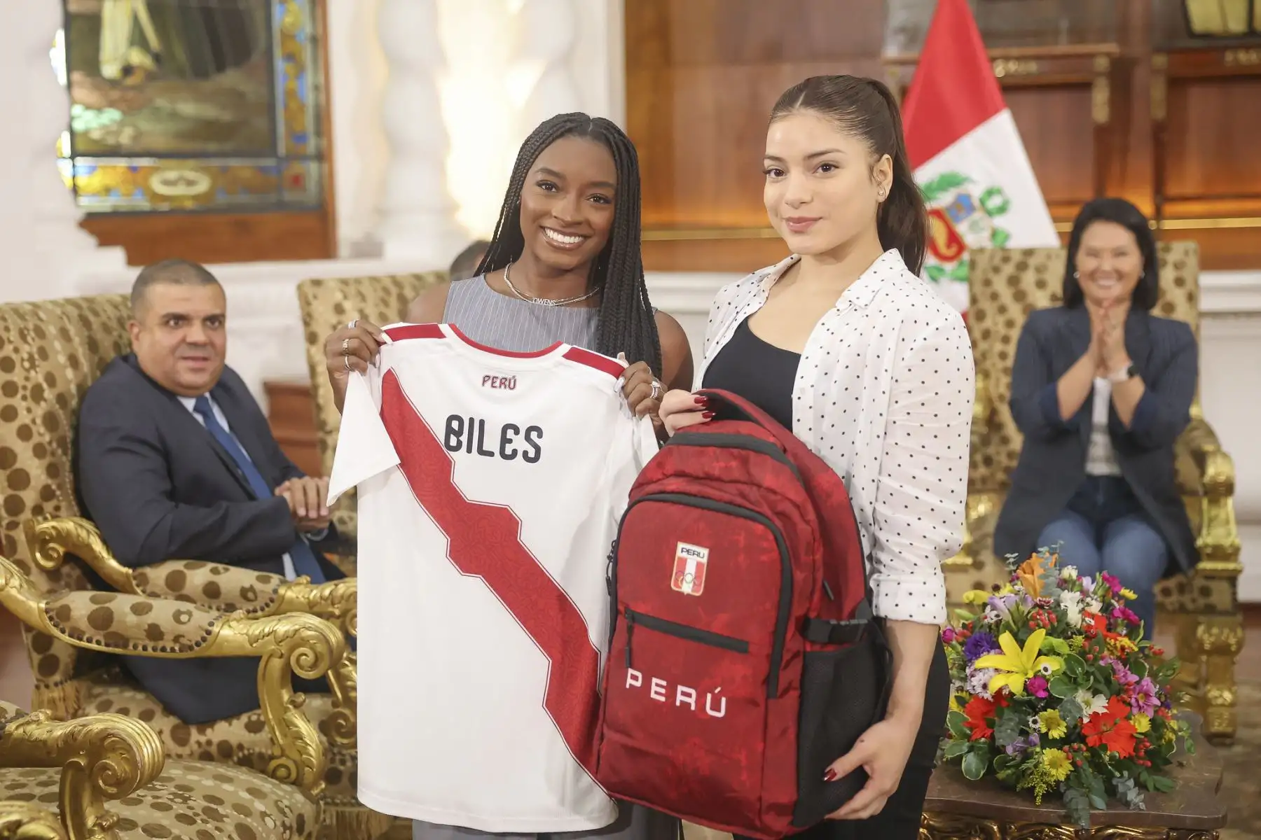 La presidenta Keiko Fujimori se reunió esta mañana con el Presidente del Comité Organizador de Lima 2027, el Presidente de Panam Sports, el Presidente del Comité Paralímpico de las Américas y la legendaria gimnasta estadounidense Simone Biles en Palacio de Gobierno entre otros deportistas destacados.

Foto: ANDINA/Prensa Presidencia