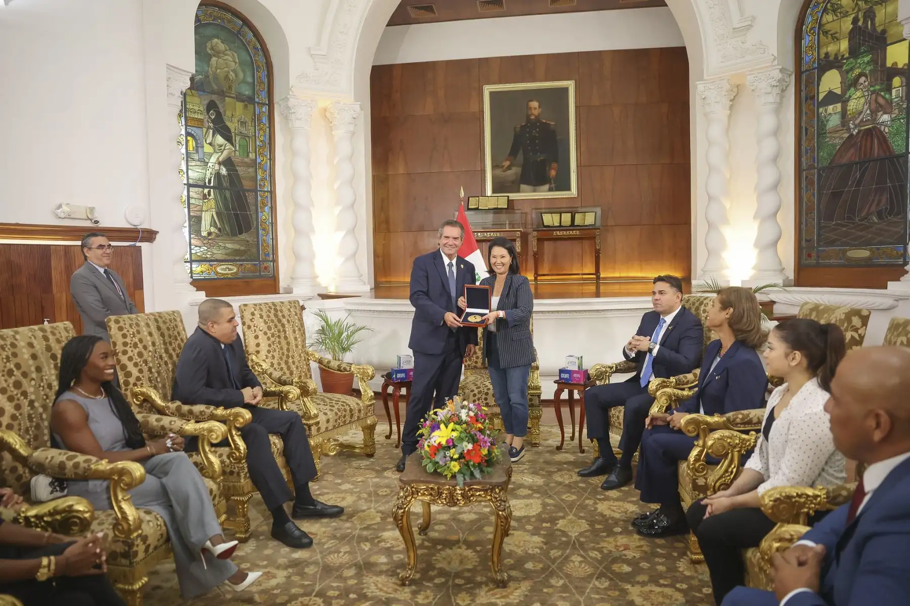 La presidenta Keiko Fujimori se reunió esta mañana con el Presidente del Comité Organizador de Lima 2027, el Presidente de Panam Sports, el Presidente del Comité Paralímpico de las Américas y la legendaria gimnasta estadounidense Simone Biles en Palacio de Gobierno entre otros deportistas destacados.

Foto: ANDINA/Prensa Presidencia