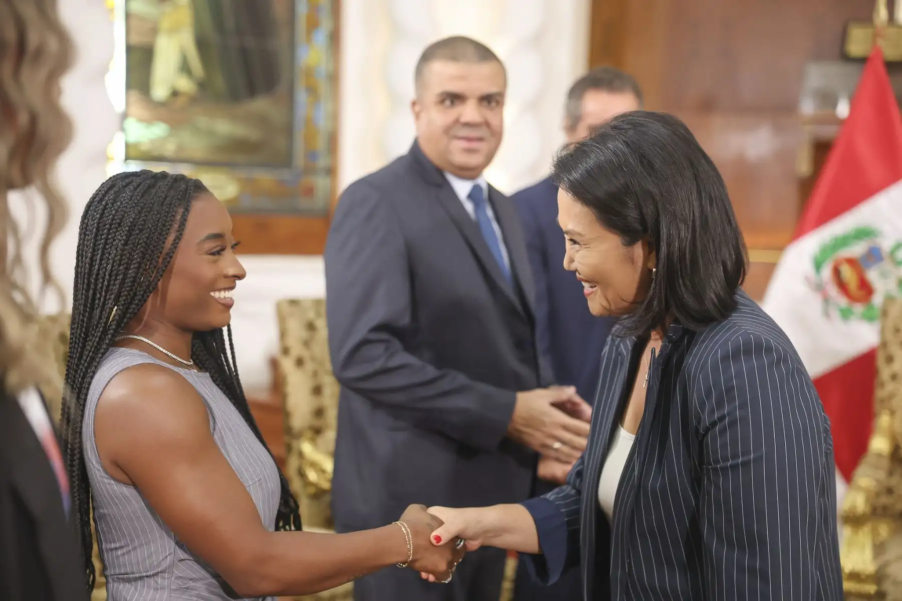 La presidenta Keiko Fujimori se reunió esta mañana con el Presidente del Comité Organizador de Lima 2027, el Presidente de Panam Sports, el Presidente del Comité Paralímpico de las Américas y la legendaria gimnasta estadounidense Simone Biles en Palacio de Gobierno entre otros deportistas destacados.

Foto: ANDINA/Prensa Presidencia