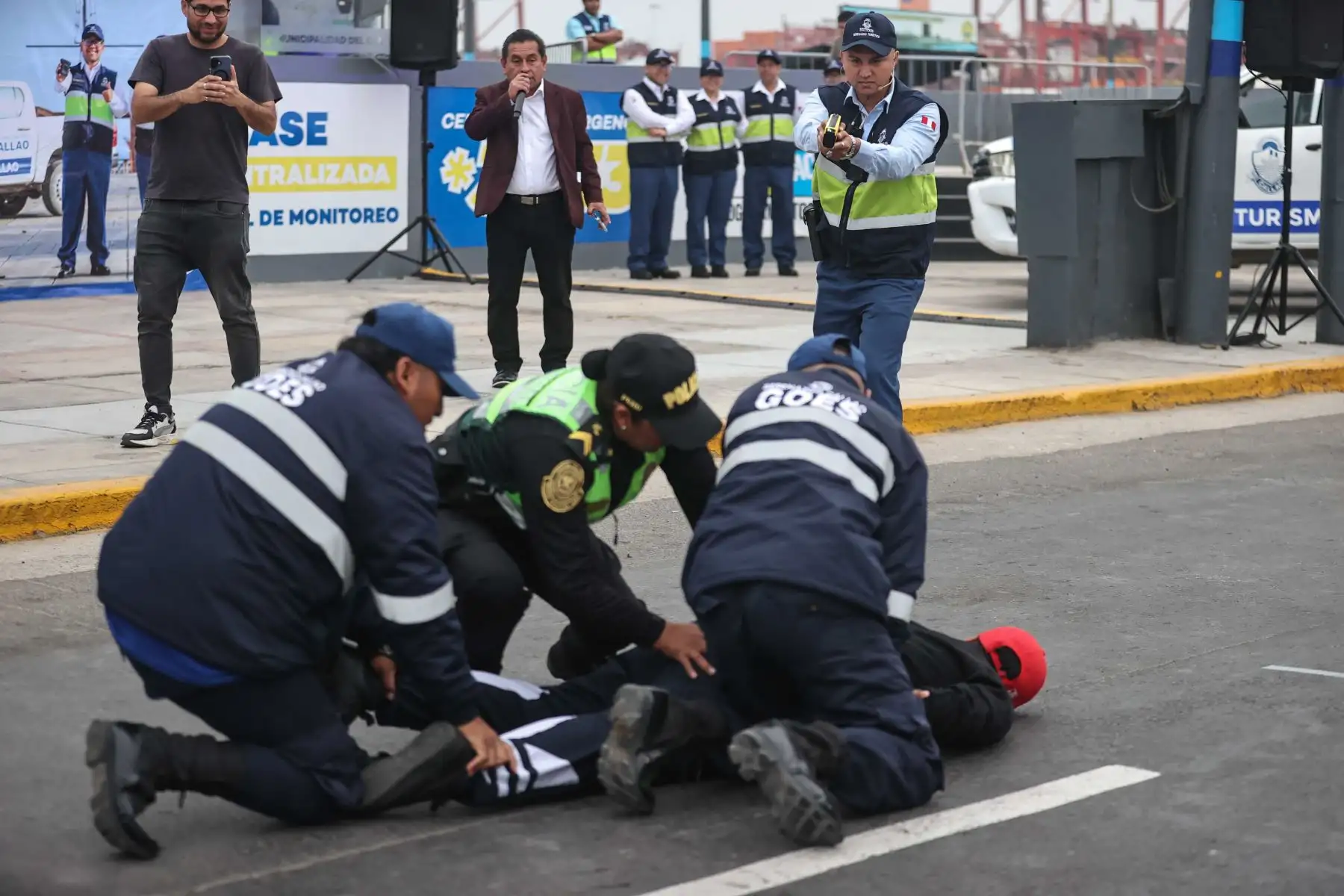 El alcalde del Callao, César Pérez Barriga, presentó la nueva Brigada Especial de Turismo y el moderno equipamiento tecnológico del Cuerpo de Serenazgo, que incluye armas no letales tipo taser y cámaras corporales (bodycam). La iniciativa busca reforzar las labores de prevención y fortalecer la lucha contra la delincuencia en la provincia constitucional. Foto: ANDINA/ Juan Carlos Guzmán