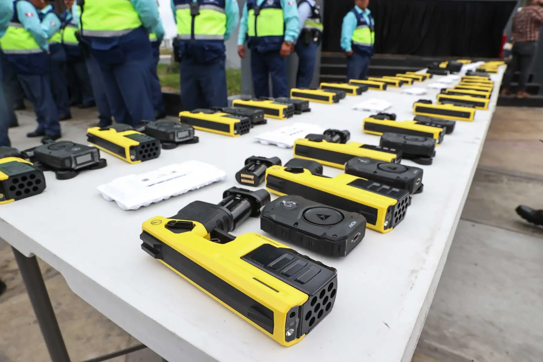 El alcalde del Callao, César Pérez Barriga, presentó la nueva Brigada Especial de Turismo y el moderno equipamiento tecnológico del Cuerpo de Serenazgo, que incluye armas no letales tipo taser y cámaras corporales (bodycam). La iniciativa busca reforzar las labores de prevención y fortalecer la lucha contra la delincuencia en la provincia constitucional. Foto: ANDINA/ Juan Carlos Guzmán
