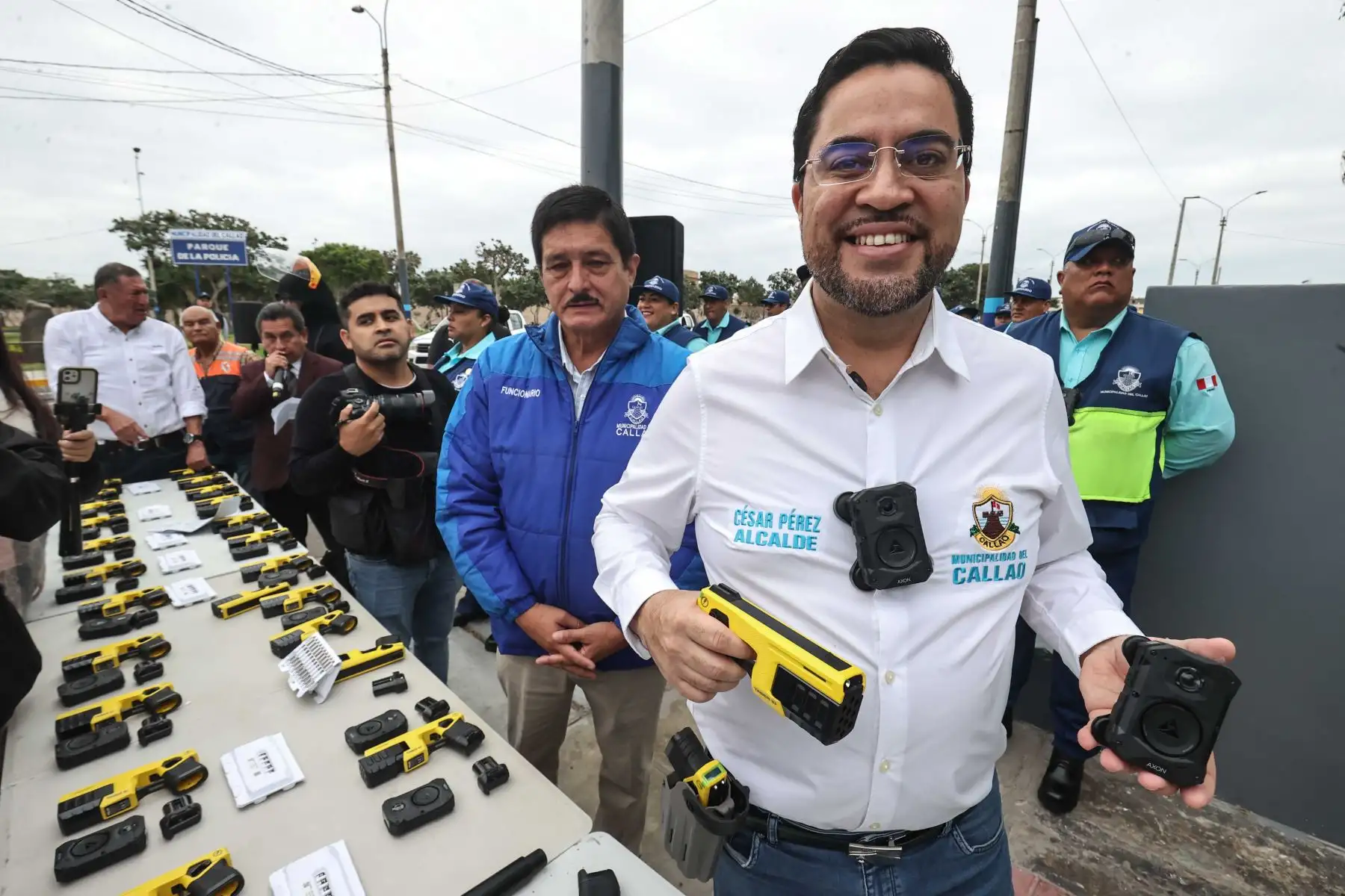 El alcalde del Callao, César Pérez Barriga, presentó la Brigada Especial de Turismo y el nuevo equipamiento tecnológico del Cuerpo de Serenazgo, que incorpora armas no letales tipo taser y cámaras corporales (bodycam) para reforzar la seguridad ciudadana y prevenir hechos delictivos. Foto: ANDINA/ Juan Carlos Guzmán