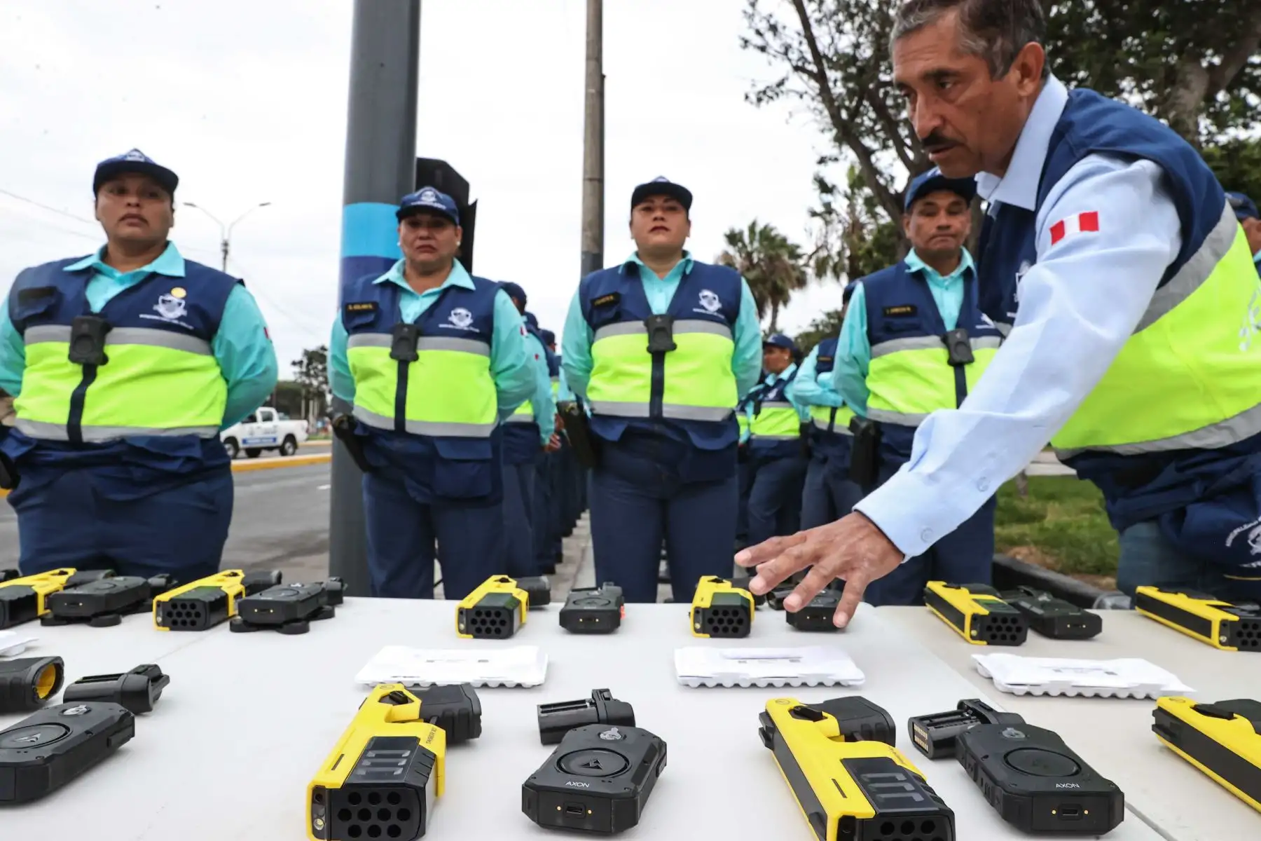 La Municipalidad Provincial del Callao presentó la Brigada Especial de Turismo y dotó al Cuerpo de Serenazgo de moderno equipamiento tecnológico, incluyendo cámaras corporales y armas no letales, como parte de las acciones para mejorar la seguridad en la provincia constitucional. Foto: ANDINA/ Juan Carlos Guzmán