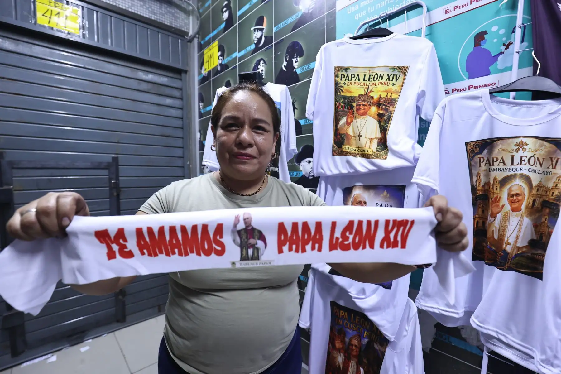 Victoria Quiñonez, confeccionista del polo del papa León XIV en el emporio de Gamarra muestra todos los modelos disponibles además de vinchas y banderolas.

Foto:ANDINA / Juan Carlos Guzmán Negrini