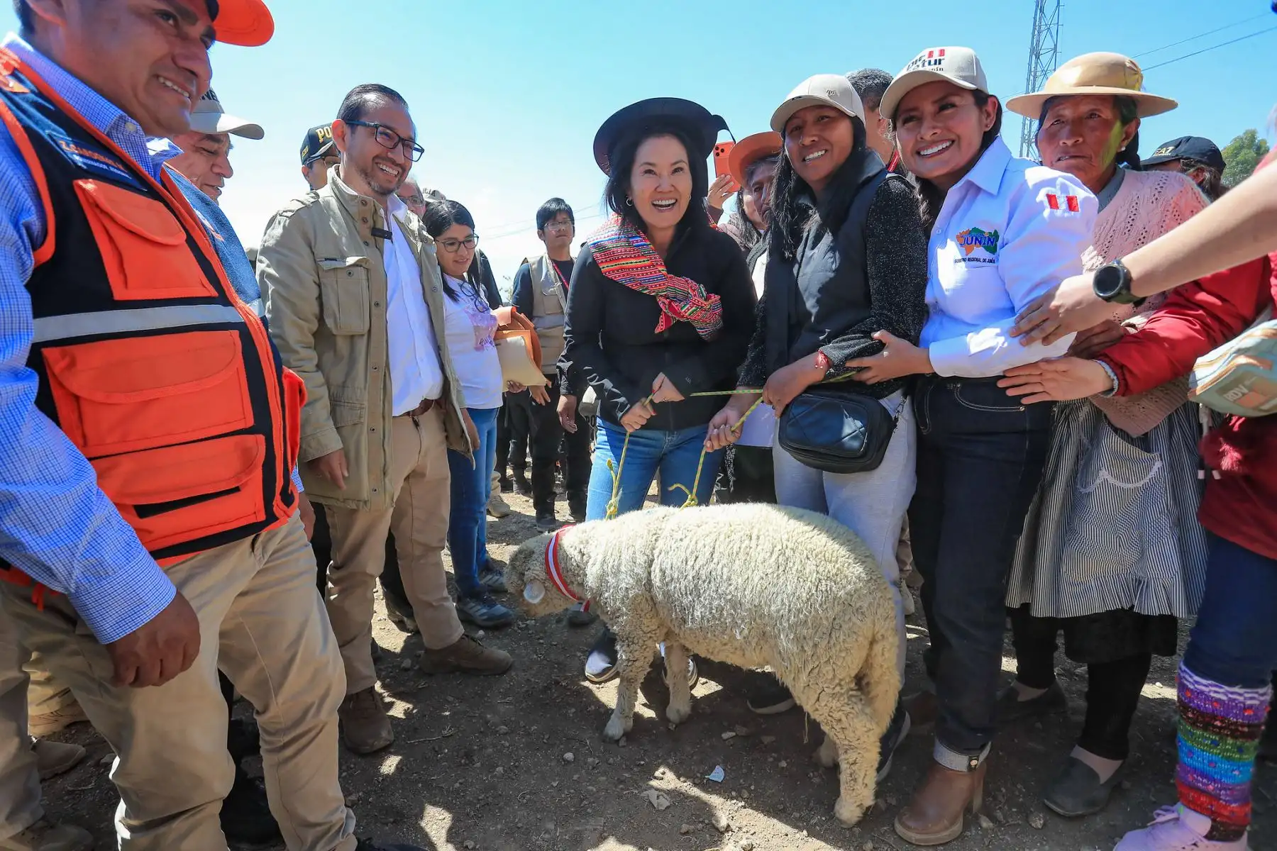 La presidenta de la república, Keiko Fujimori, llegó a la localidad de Pumpunya, en la provincia de Chupaca, región Junín, para recorrer la zona donde se construye una vivienda social piloto destinada a las familias afectadas por el sismo, como parte de las acciones del Gobierno para atender a los damnificados y contribuir a la recuperación de las comunidades afectadas. Foto: Presidencia