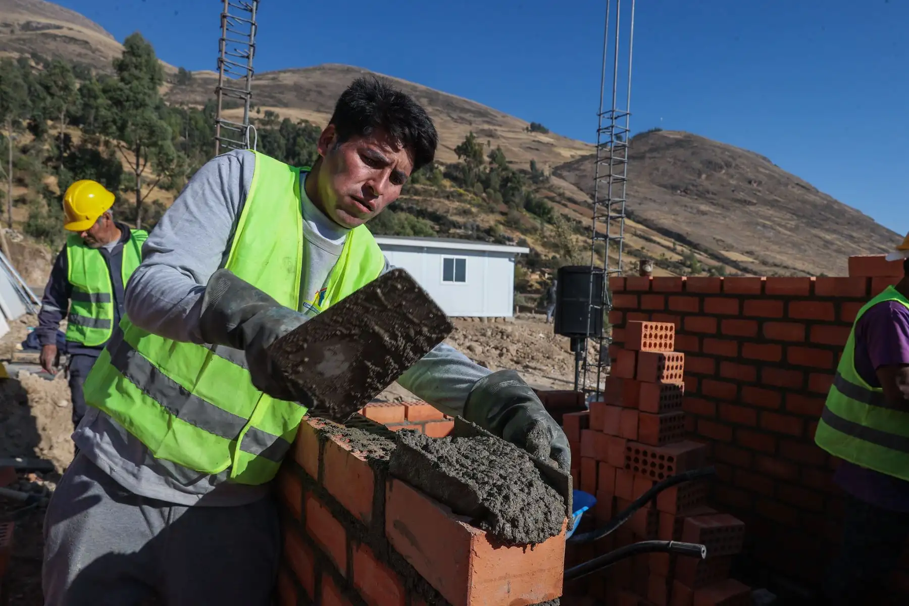 La presidenta de la república, Keiko Fujimori, llegó a la localidad de Pumpunya, en la provincia de Chupaca, región Junín, para recorrer la zona donde se construye una vivienda social piloto destinada a las familias afectadas por el sismo, como parte de las acciones del Gobierno para atender a los damnificados y contribuir a la recuperación de las comunidades afectadas. Foto: Presidencia