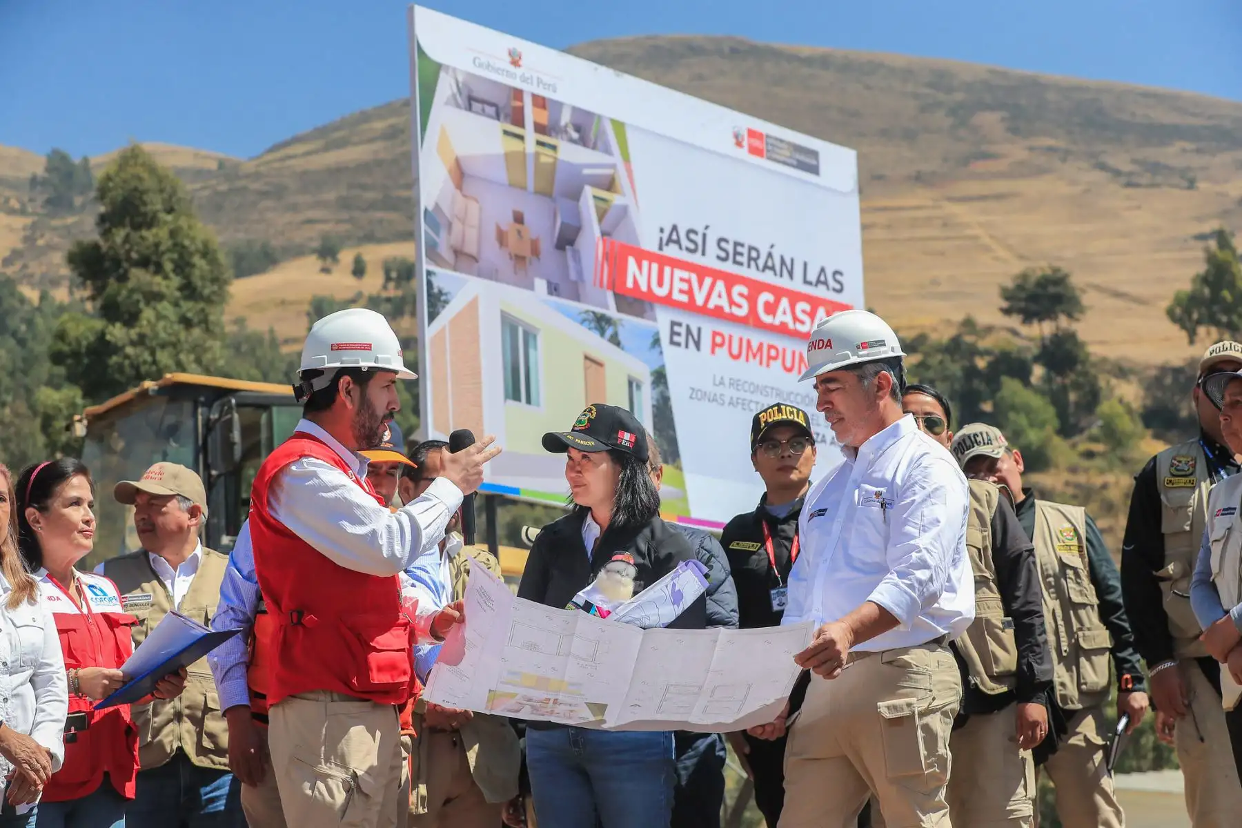 La presidenta de la república, Keiko Fujimori, llegó a la localidad de Pumpunya, en la provincia de Chupaca, región Junín, para recorrer la zona donde se construye una vivienda social piloto destinada a las familias afectadas por el sismo, como parte de las acciones del Gobierno para atender a los damnificados y contribuir a la recuperación de las comunidades afectadas. Foto: Presidencia
