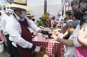 En la plaza de armas de la ciudad de Arequipa distribuyeron más de 5000 vasos de chicha de guiñapo. Foto: Cortesía Rocío Méndez