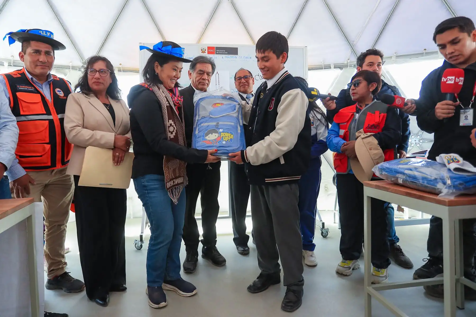 La presidenta de la república, Keiko Sofía Fujimori Higuchi, anunció que su Gobierno declarará en emergencia diversos distritos de las regiones de Junín y Huancavelica afectados por el último sismo, durante una visita al distrito de Chongos Alto para conocer directamente las necesidades de la población y coordinar la atención de los daños. Foto: Presidencia