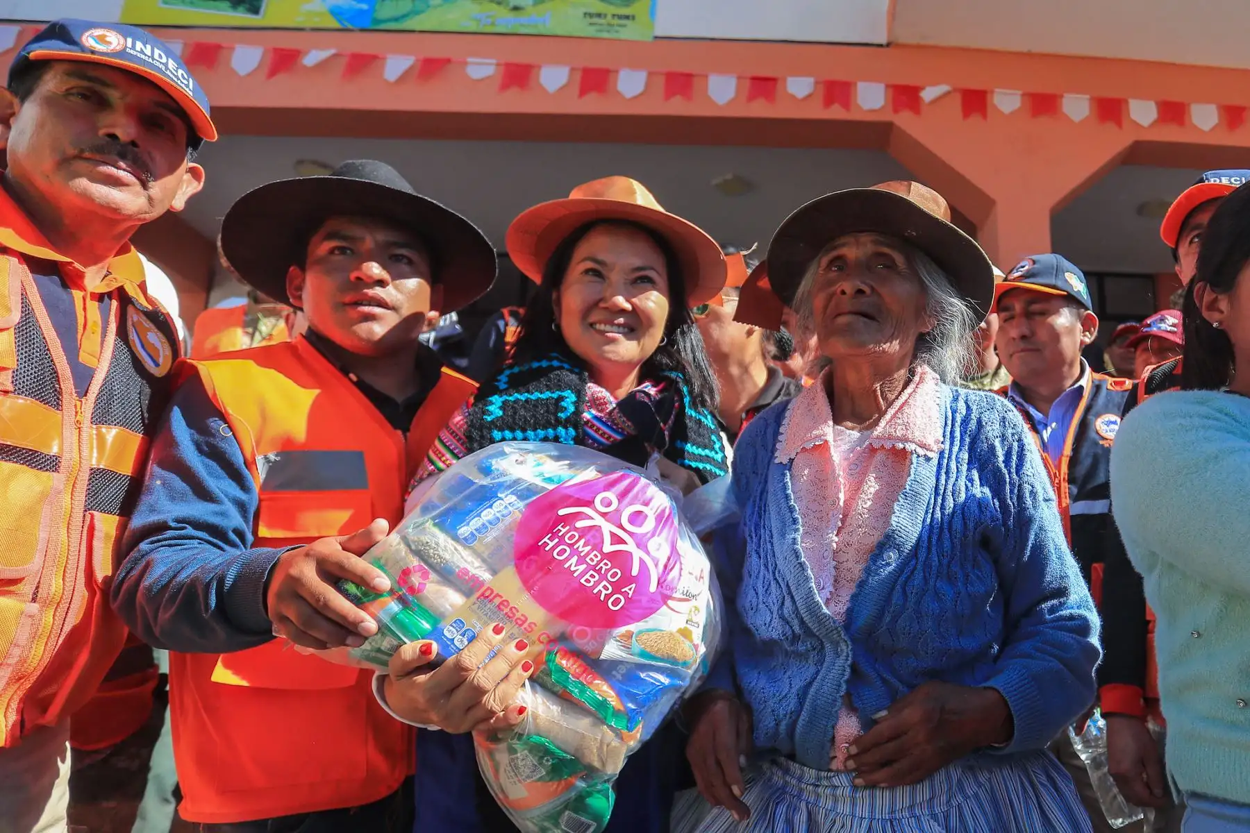 La presidenta de la república, Keiko Sofía Fujimori Higuchi, anunció que su Gobierno declarará en emergencia diversos distritos de las regiones de Junín y Huancavelica afectados por el último sismo, durante una visita al distrito de Chongos Alto para conocer directamente las necesidades de la población y coordinar la atención de los daños. Foto: Presidencia