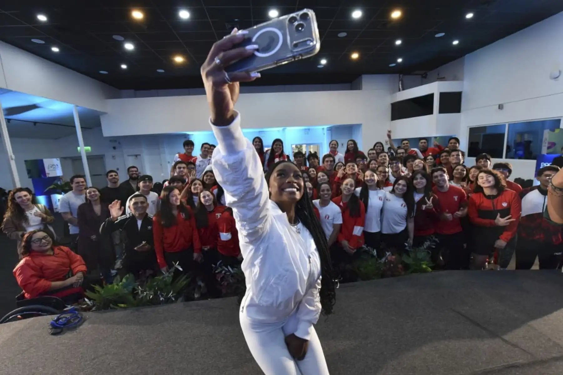 La multicampeona olímpica, Simone Biles, participó en una conferencia de prensa y en una charla sobre salud mental, compartiendo un mensaje que trasciende el deporte e invita a poner el bienestar en el centro del camino hacia el éxito. Foto: Lima 2027