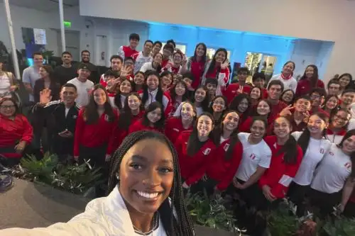Simone Biles comparte en Lima un mensaje sobre salud mental y bienestar