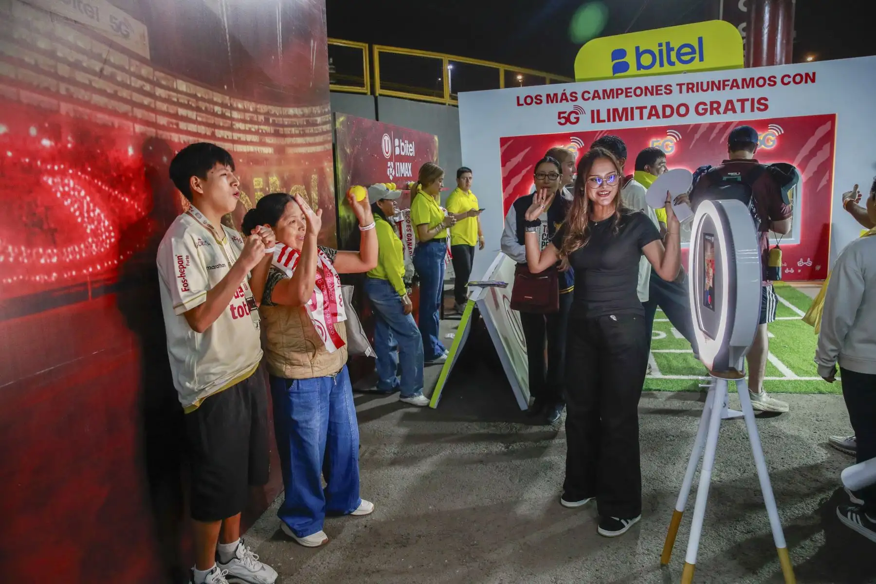 Miles de hinchas de Universitario de Deportes asisten al estadio para alentar a su equipo en el encuentro frente a Sporting Cristal, por la cuarta fecha del Torneo Clausura. El club merengue vendió todas las entradas este 7 de agosto, día en que celebra su 102.º aniversario. Foto: ANDINA/Ricardo Cuba