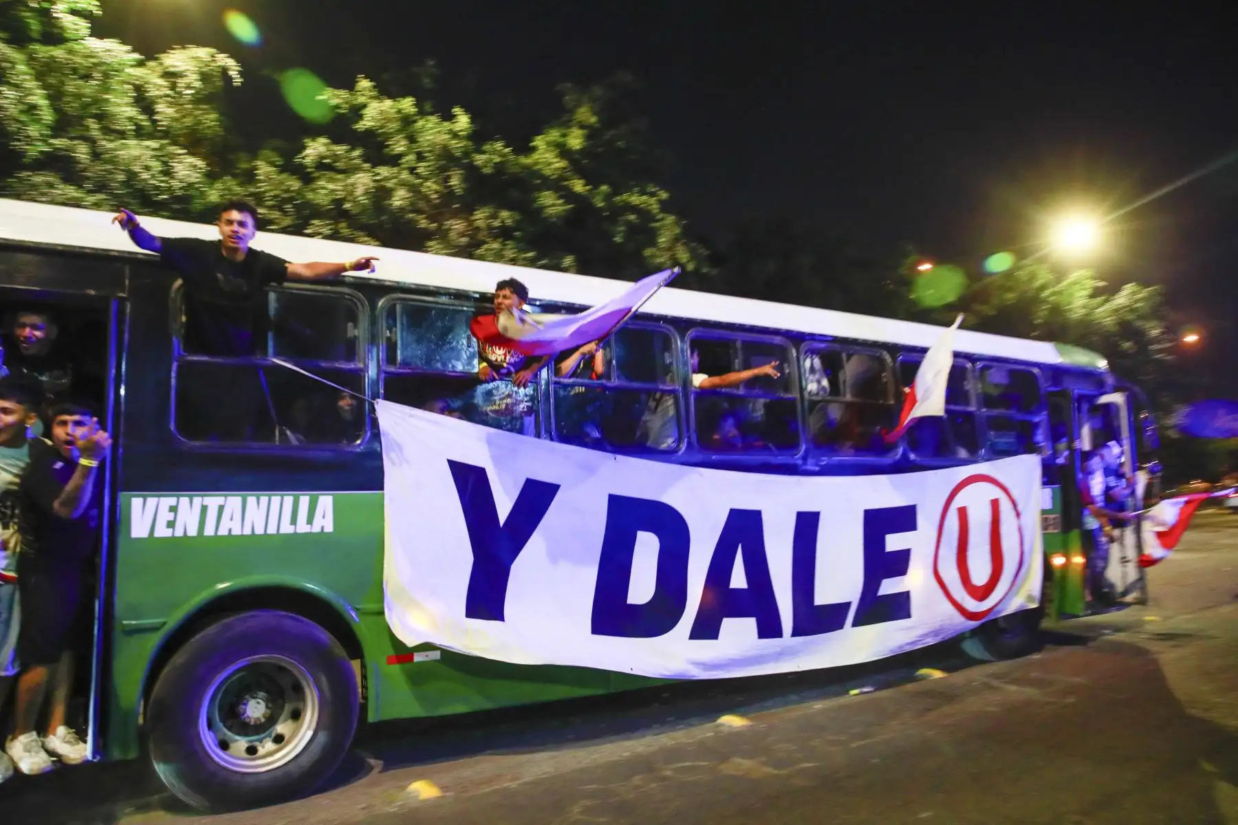 Miles de hinchas de Universitario de Deportes asisten al estadio para alentar a su equipo en el encuentro frente a Sporting Cristal, por la cuarta fecha del Torneo Clausura. El club merengue vendió todas las entradas este 7 de agosto, día en que celebra su 102.º aniversario. Foto: ANDINA/Ricardo Cuba