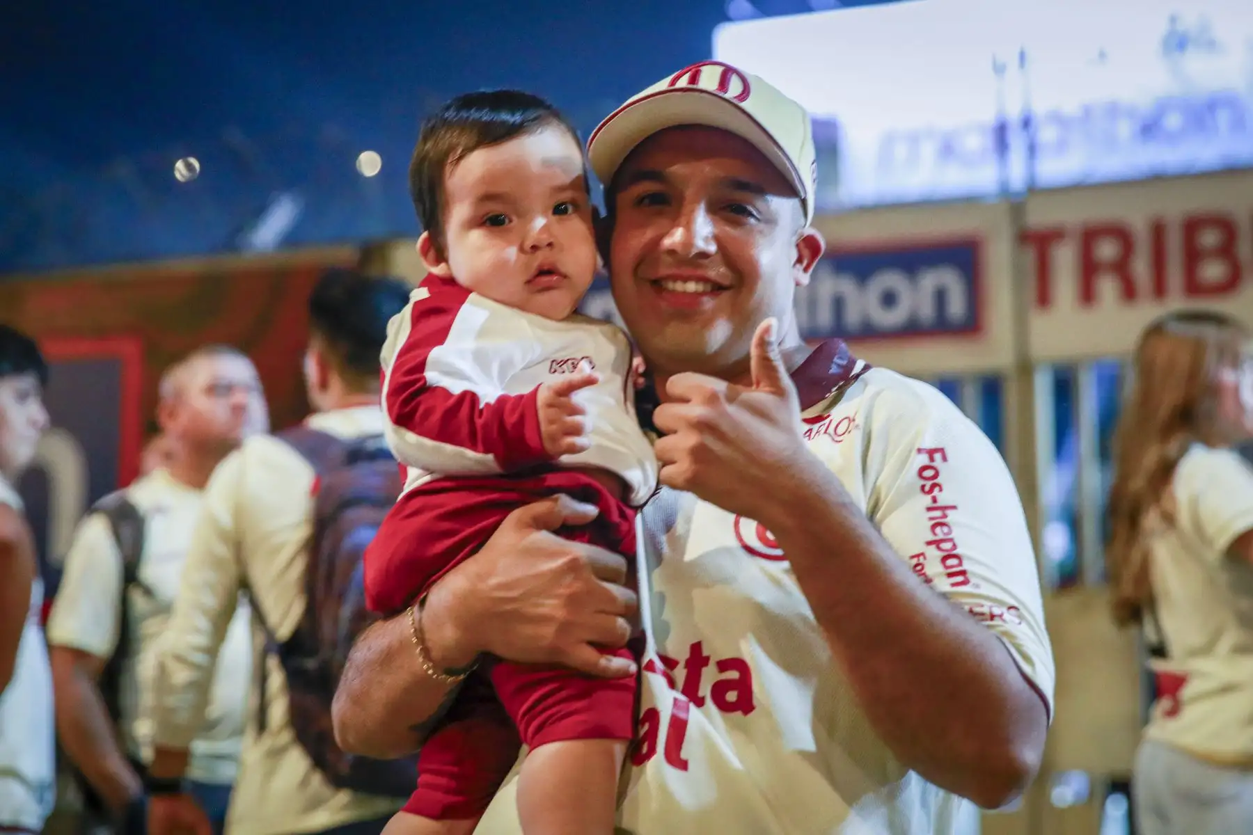 Miles de hinchas de Universitario de Deportes asisten al estadio para alentar a su equipo en el encuentro frente a Sporting Cristal, por la cuarta fecha del Torneo Clausura. El club merengue vendió todas las entradas este 7 de agosto, día en que celebra su 102.º aniversario. Foto: ANDINA/Ricardo Cuba