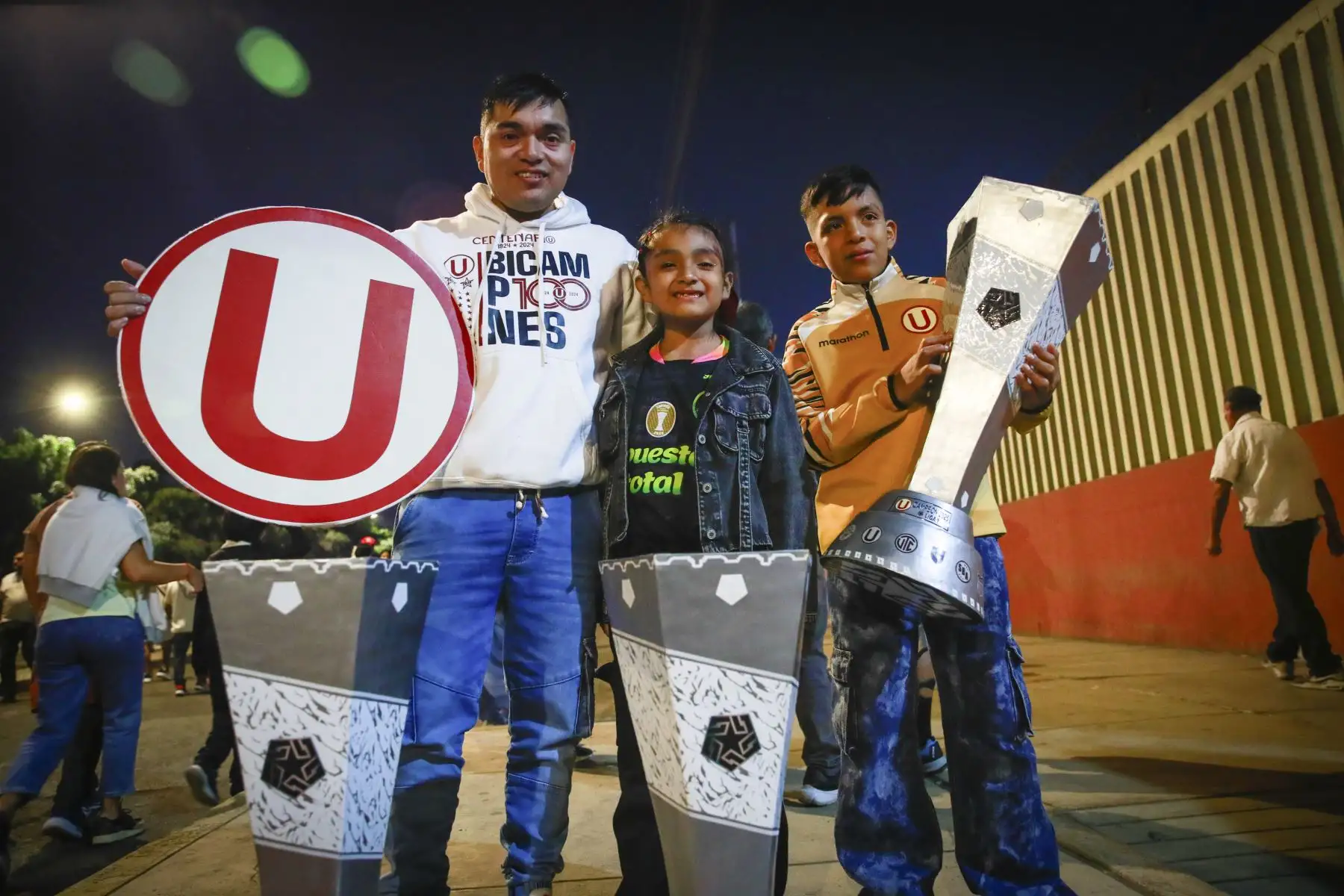 Miles de hinchas de Universitario de Deportes asisten al estadio para alentar a su equipo en el encuentro frente a Sporting Cristal, por la cuarta fecha del Torneo Clausura. El club merengue vendió todas las entradas este 7 de agosto, día en que celebra su 102.º aniversario. Foto: ANDINA/Ricardo Cuba