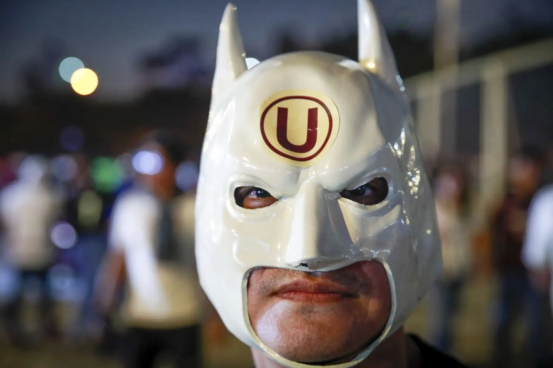 Miles de hinchas de Universitario de Deportes asisten al estadio para alentar a su equipo en el encuentro frente a Sporting Cristal, por la cuarta fecha del Torneo Clausura. El club merengue vendió todas las entradas este 7 de agosto, día en que celebra su 102.º aniversario. Foto: ANDINA/Ricardo Cuba
