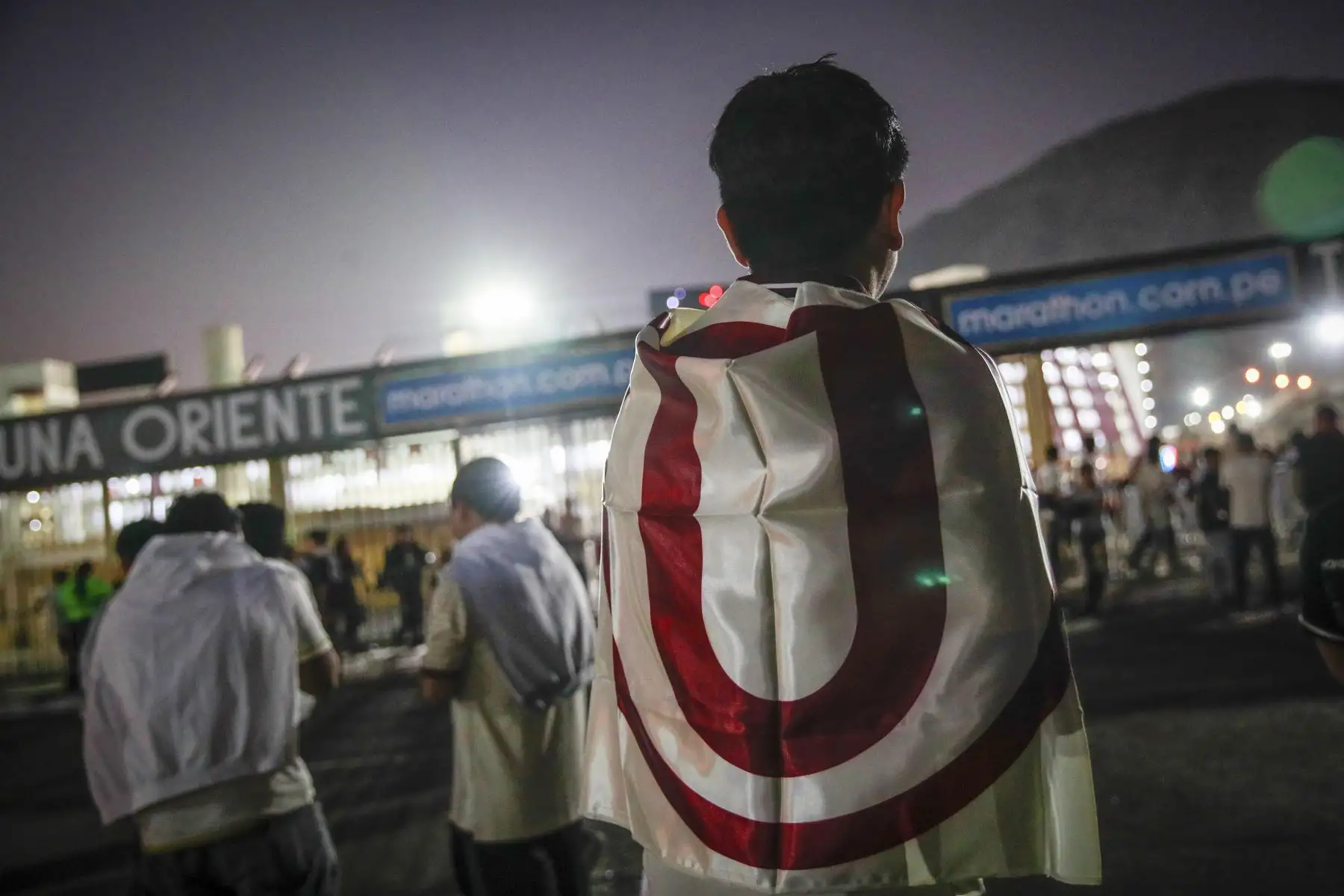 Miles de hinchas de Universitario de Deportes asisten al estadio para alentar a su equipo en el encuentro frente a Sporting Cristal, por la cuarta fecha del Torneo Clausura. El club merengue vendió todas las entradas este 7 de agosto, día en que celebra su 102.º aniversario. Foto: ANDINA/Ricardo Cuba