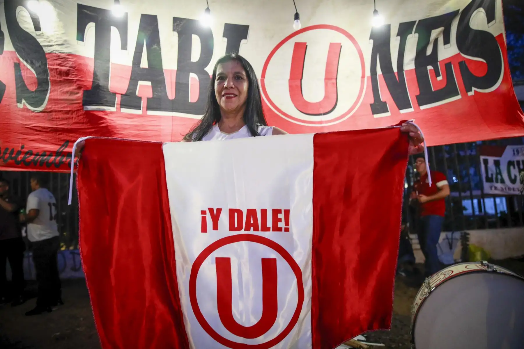 Miles de hinchas de Universitario de Deportes asisten al estadio para alentar a su equipo en el encuentro frente a Sporting Cristal, por la cuarta fecha del Torneo Clausura. El club merengue vendió todas las entradas este 7 de agosto, día en que celebra su 102.º aniversario. Foto: ANDINA/Ricardo Cuba