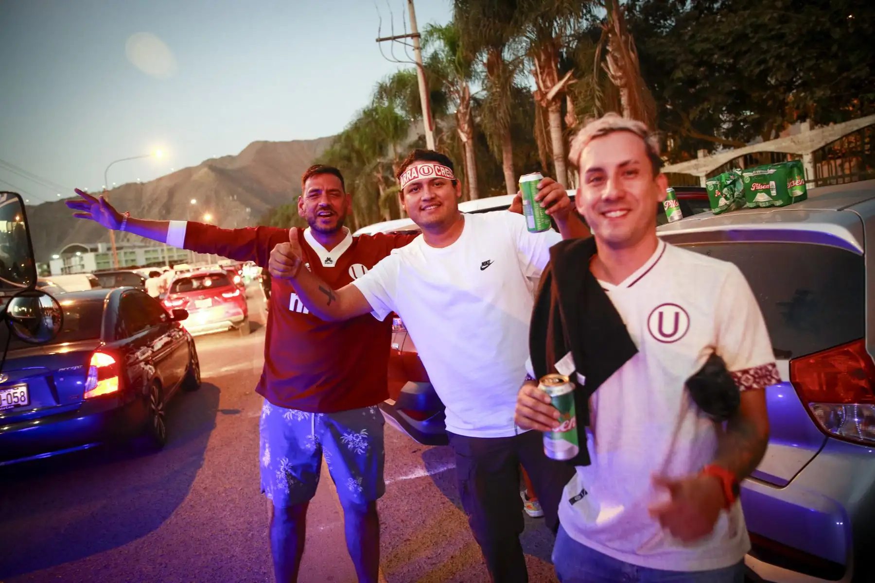 Miles de hinchas de Universitario de Deportes asisten al estadio para alentar a su equipo en el encuentro frente a Sporting Cristal, por la cuarta fecha del Torneo Clausura. El club merengue vendió todas las entradas este 7 de agosto, día en que celebra su 102.º aniversario. Foto: ANDINA/Ricardo Cuba