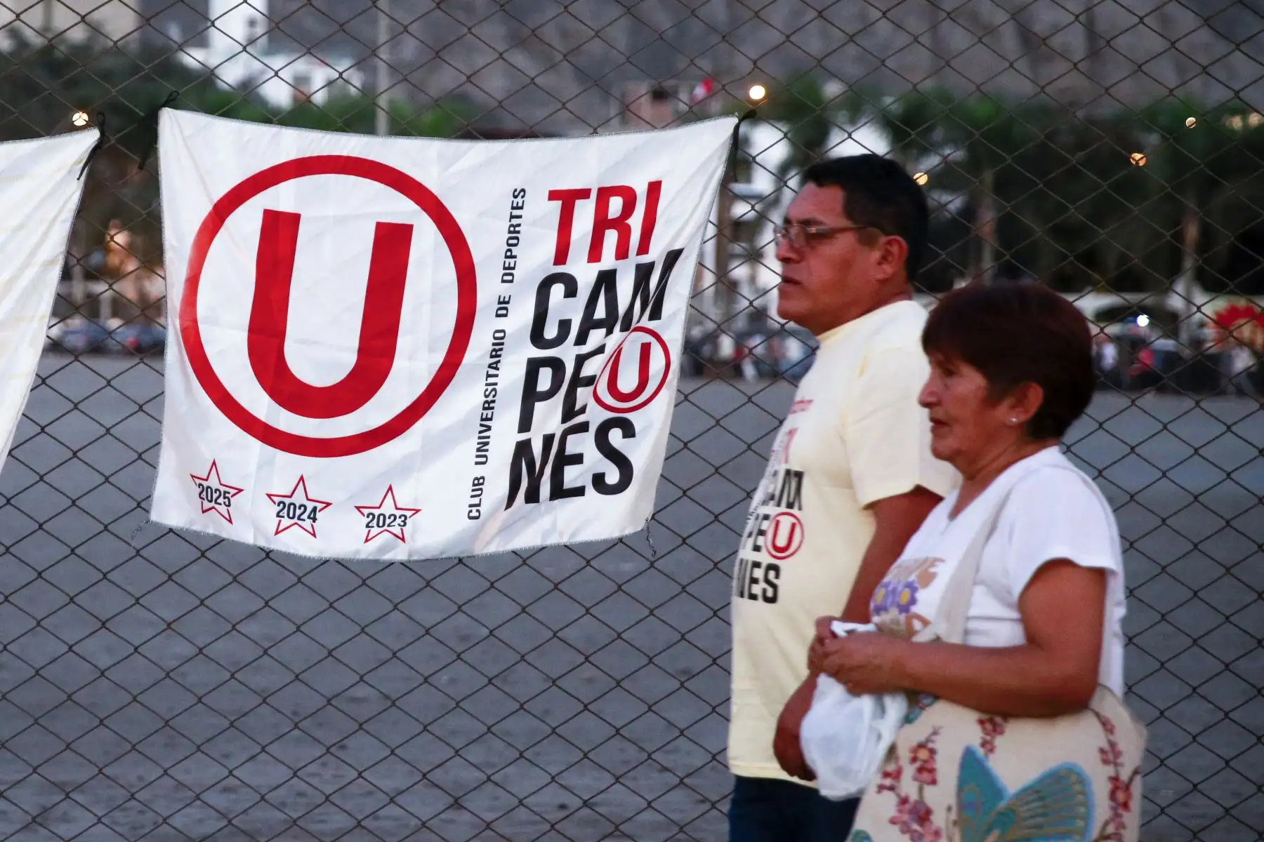 Miles de hinchas de Universitario de Deportes asisten al estadio para alentar a su equipo en el encuentro frente a Sporting Cristal, por la cuarta fecha del Torneo Clausura. El club merengue vendió todas las entradas este 7 de agosto, día en que celebra su 102.º aniversario. Foto: ANDINA/Ricardo Cuba