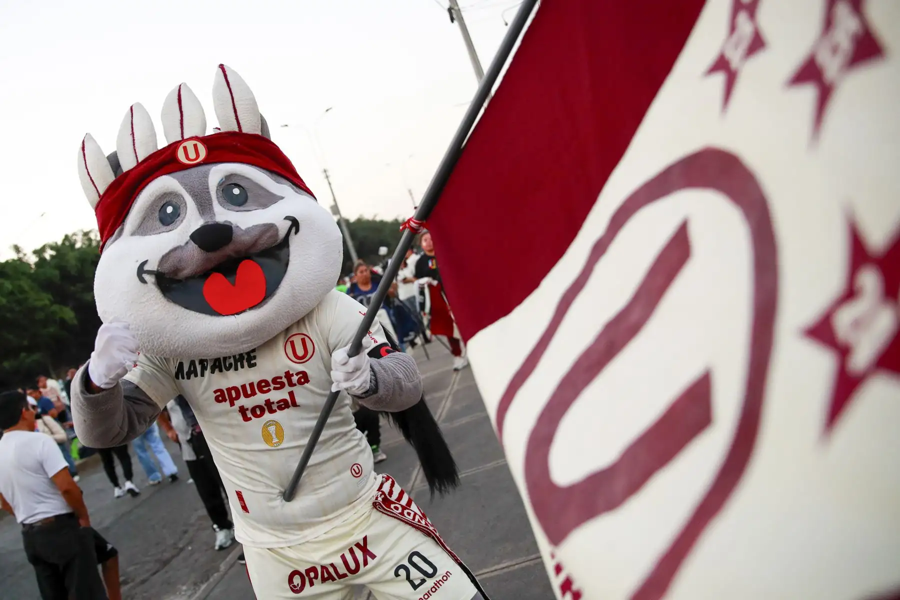Miles de hinchas de Universitario de Deportes asisten al estadio para alentar a su equipo en el encuentro frente a Sporting Cristal, por la cuarta fecha del Torneo Clausura. El club merengue vendió todas las entradas este 7 de agosto, día en que celebra su 102.º aniversario. Foto: ANDINA/Ricardo Cuba