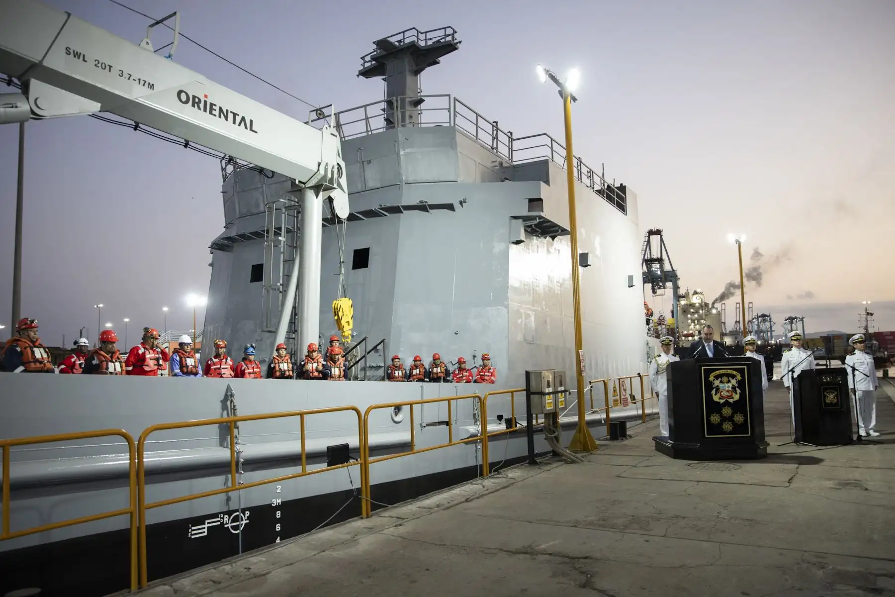 La Marina de Guerra del Perú puso a flote el B.A.P. Talara, un nuevo buque auxiliar logístico capaz de transportar carga militar y que fortalecerá la respuesta nacional frente a emergencias en el país, como la ocurrencia del fenómeno El Niño. El B.A.P. Talara fue construido en los astilleros de los Servicios Industriales de la Marina (SIMA Perú), en el Callao, y representa un importante hito para la industria naval peruana en las últimas décadas. Foto: Mindef