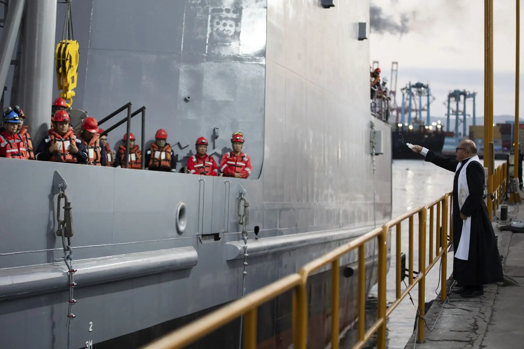 La Marina de Guerra del Perú puso a flote el B.A.P. Talara, un nuevo buque auxiliar logístico capaz de transportar carga militar y que fortalecerá la respuesta nacional frente a emergencias en el país, como la ocurrencia del fenómeno El Niño. El B.A.P. Talara fue construido en los astilleros de los Servicios Industriales de la Marina (SIMA Perú), en el Callao, y representa un importante hito para la industria naval peruana en las últimas décadas. Foto: Mindef