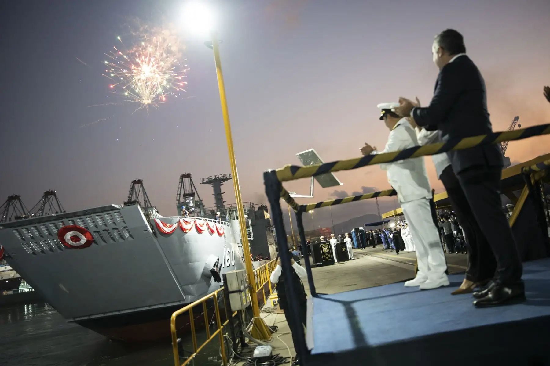 La Marina de Guerra del Perú puso a flote el B.A.P. Talara, un nuevo buque auxiliar logístico capaz de transportar carga militar y que fortalecerá la respuesta nacional frente a emergencias en el país, como la ocurrencia del fenómeno El Niño. El B.A.P. Talara fue construido en los astilleros de los Servicios Industriales de la Marina (SIMA Perú), en el Callao, y representa un importante hito para la industria naval peruana en las últimas décadas. Foto: Mindef