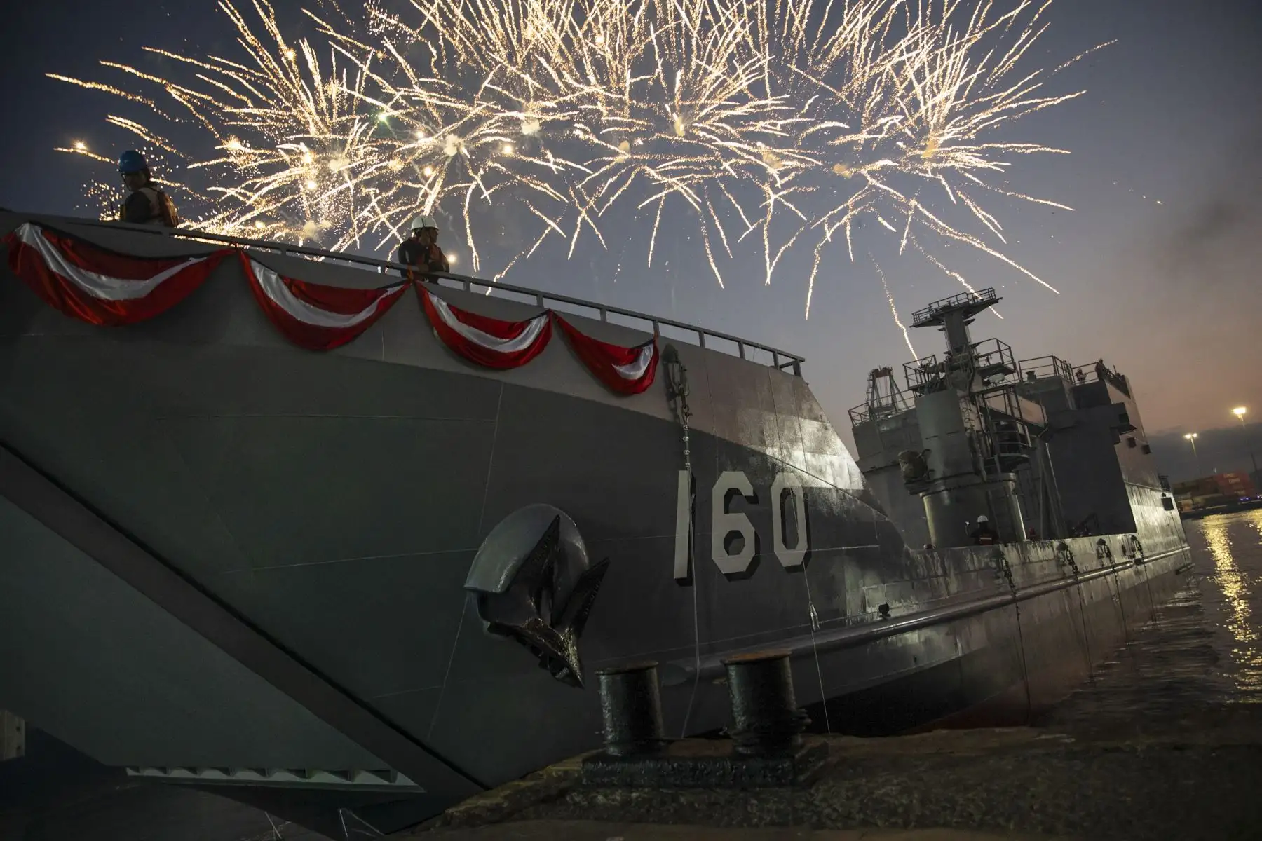 La Marina de Guerra del Perú puso a flote el B.A.P. Talara, un nuevo buque auxiliar logístico capaz de transportar carga militar y que fortalecerá la respuesta nacional frente a emergencias en el país, como la ocurrencia del fenómeno El Niño. El B.A.P. Talara fue construido en los astilleros de los Servicios Industriales de la Marina (SIMA Perú), en el Callao, y representa un importante hito para la industria naval peruana en las últimas décadas. Foto: Mindef
