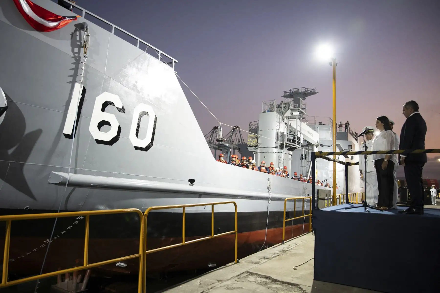 La Marina de Guerra del Perú puso a flote el B.A.P. Talara, un nuevo buque auxiliar logístico capaz de transportar carga militar y que fortalecerá la respuesta nacional frente a emergencias en el país, como la ocurrencia del fenómeno El Niño. El B.A.P. Talara fue construido en los astilleros de los Servicios Industriales de la Marina (SIMA Perú), en el Callao, y representa un importante hito para la industria naval peruana en las últimas décadas. Foto: Mindef
