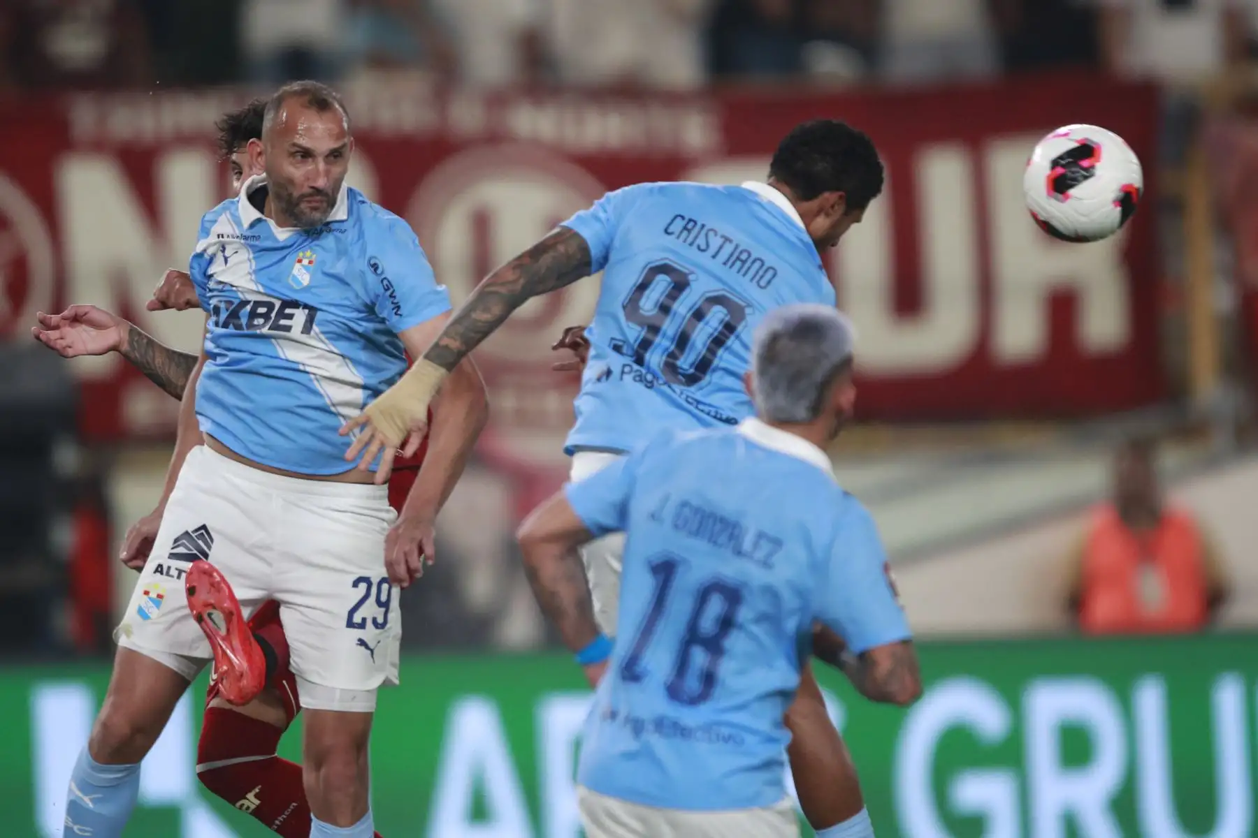 El futbolista Cristiano de Sporting Cristal despeja el balón durante el partido perteneciente a la cuarta fecha del Torneo Clausura, en el Estadio Monumental de Lima.