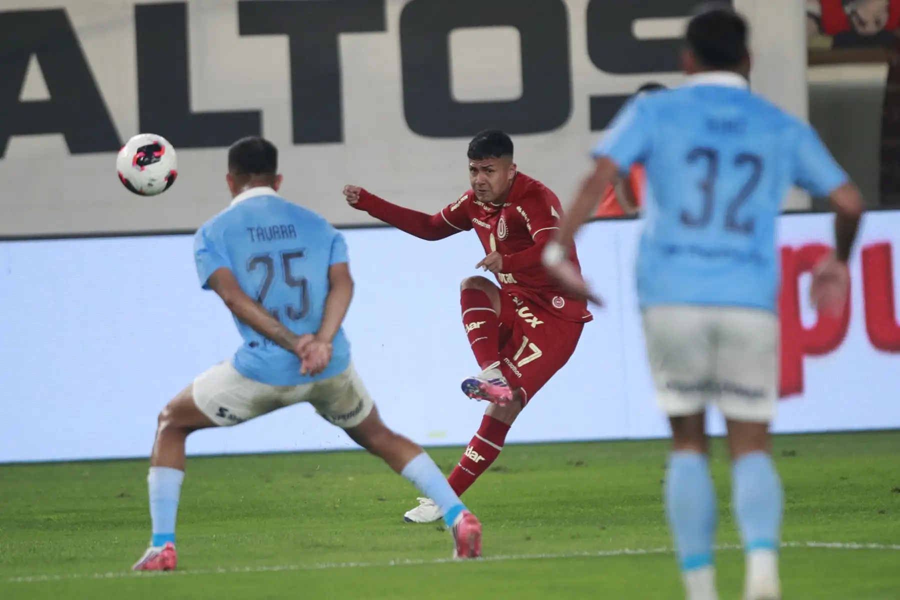 Jairo Concha de Universitario disputa el balón con el futbolista Barcos de Sporting Cristal, durante el partido perteneciente a la cuarta fecha del Torneo Clausura, en el Estadio Monumental de Lima. Foto: ANDINA/Ricardo Cuba
