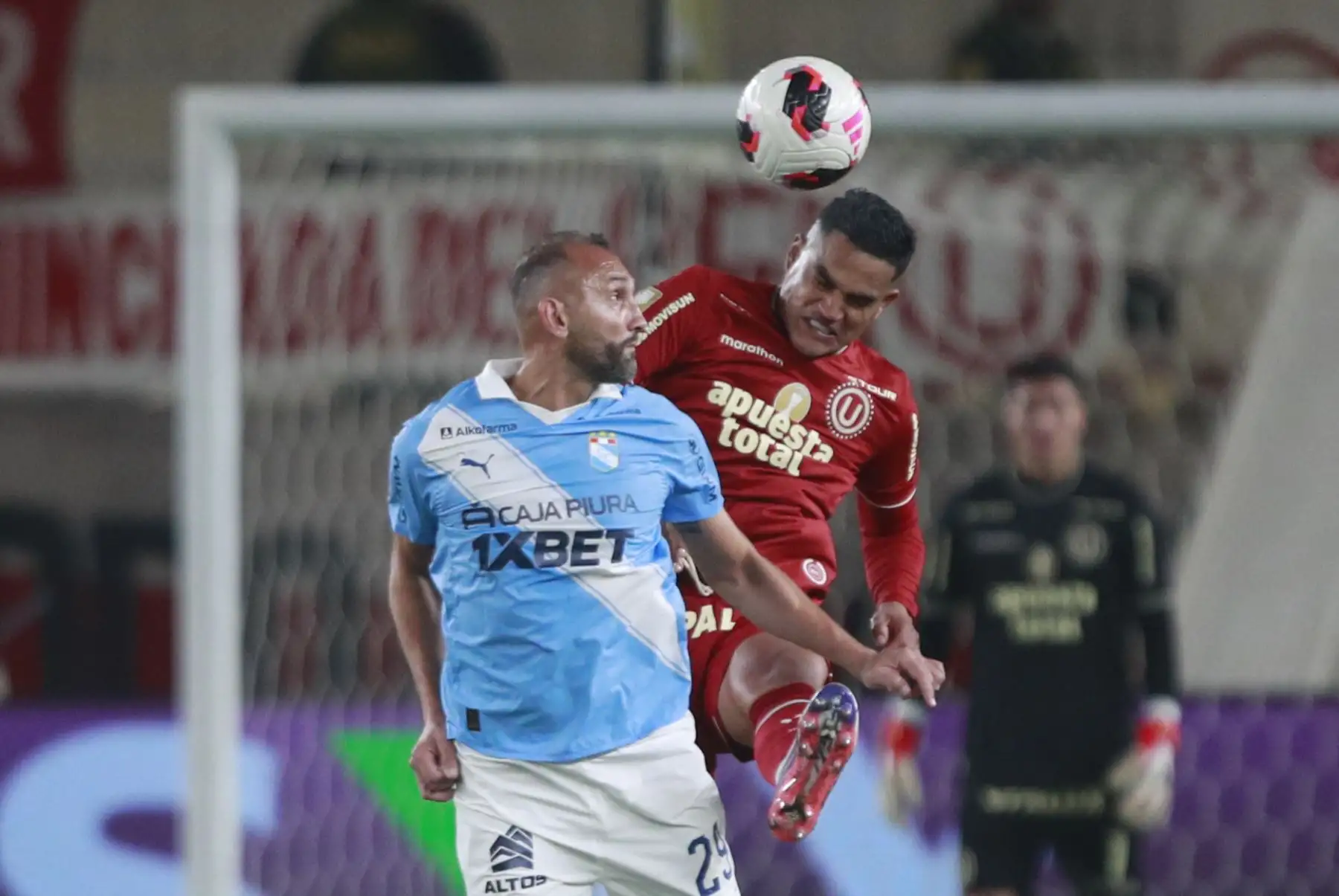 El futbolista Anderson Santa María de Universitario disputa el balón con Hernán Barcos de Sporting Cristal, durante el partido perteneciente a la cuarta fecha del Torneo Clausura, en el Estadio Monumental de Lima. Foto: ANDINA/Ricardo Cuba
